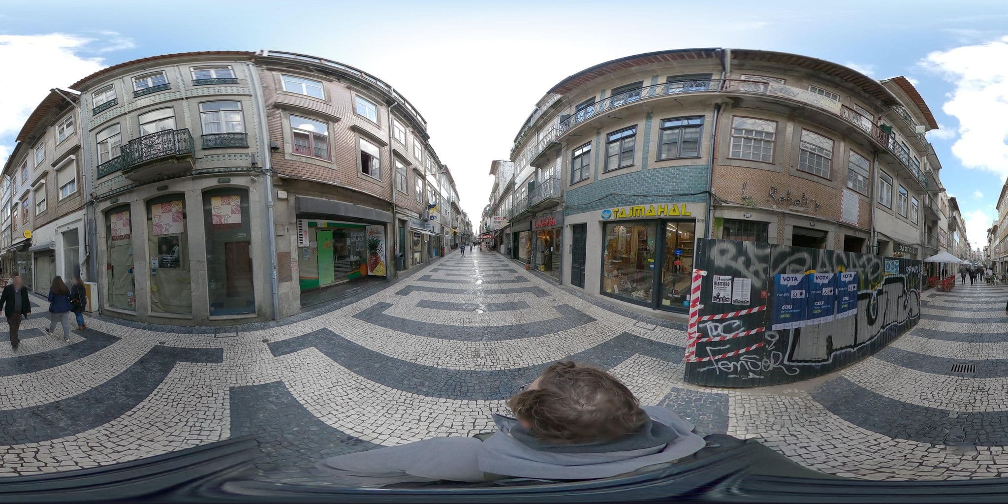 Street view near Kubik Rupik Hostel, Porto — © skfd (CC BY-SA · Mapillary)