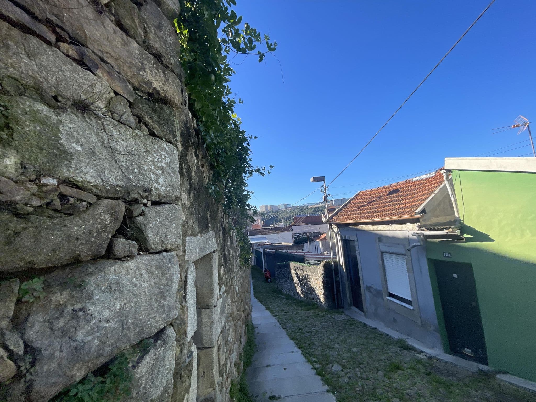 Street view near Casas Do Rou, Massarelos — © egorka (CC BY-SA · Mapillary)