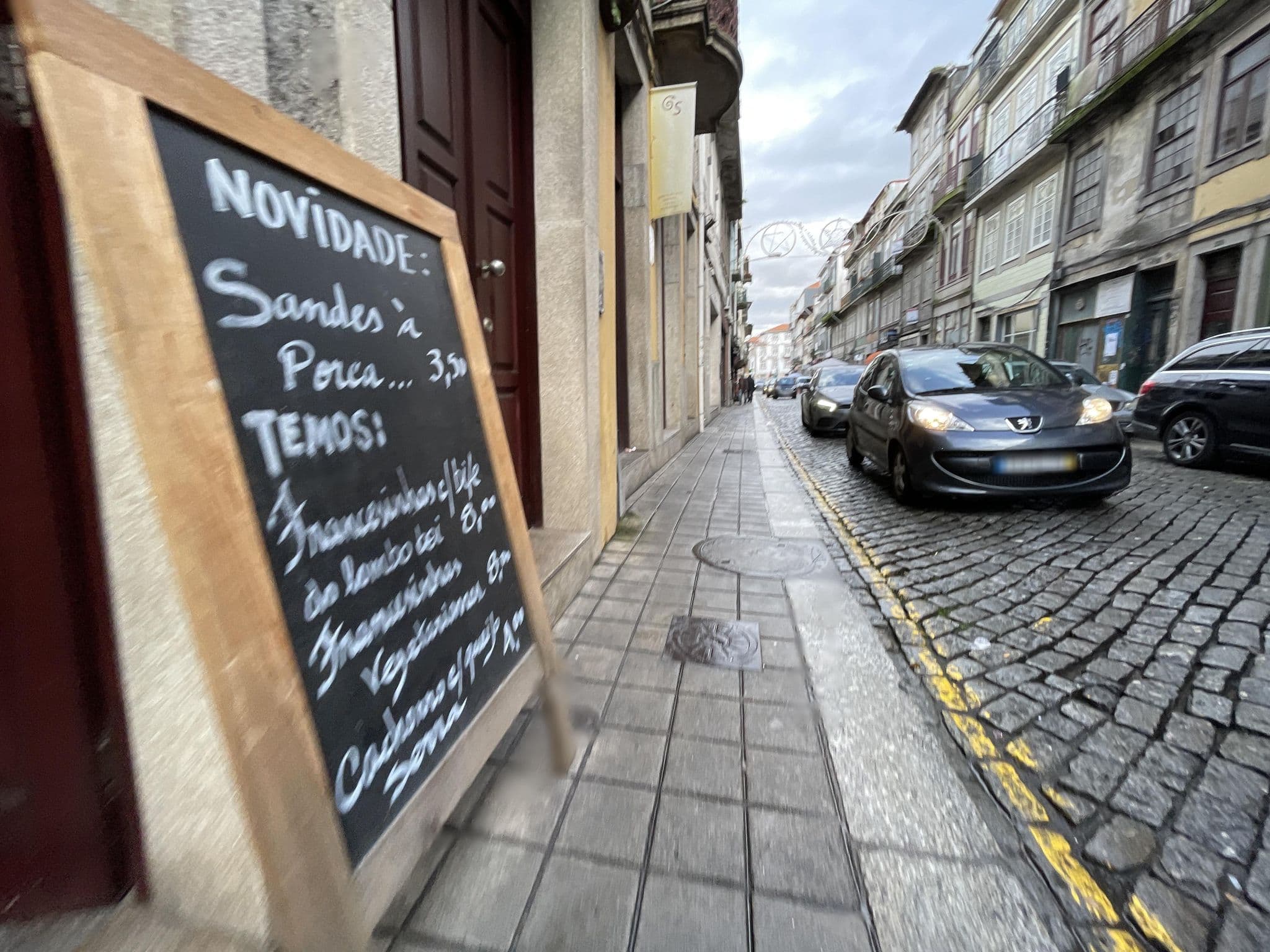 Street view near Hospedaria Santo Ildefonso, Porto — © egorka (CC BY-SA · Mapillary)