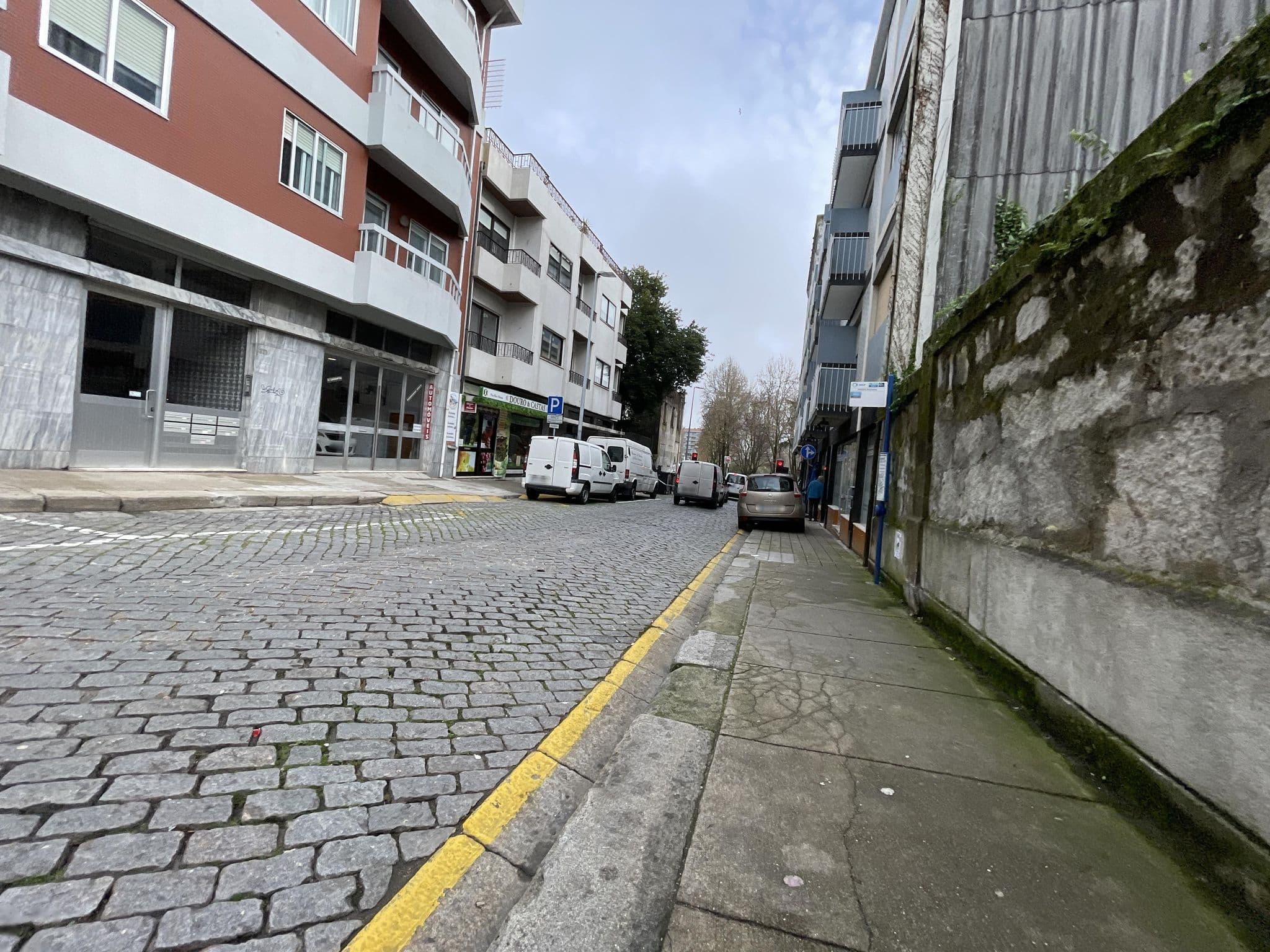 Street view near Aslep AirBnB hostel, Porto — © egorka (CC BY-SA · Mapillary)