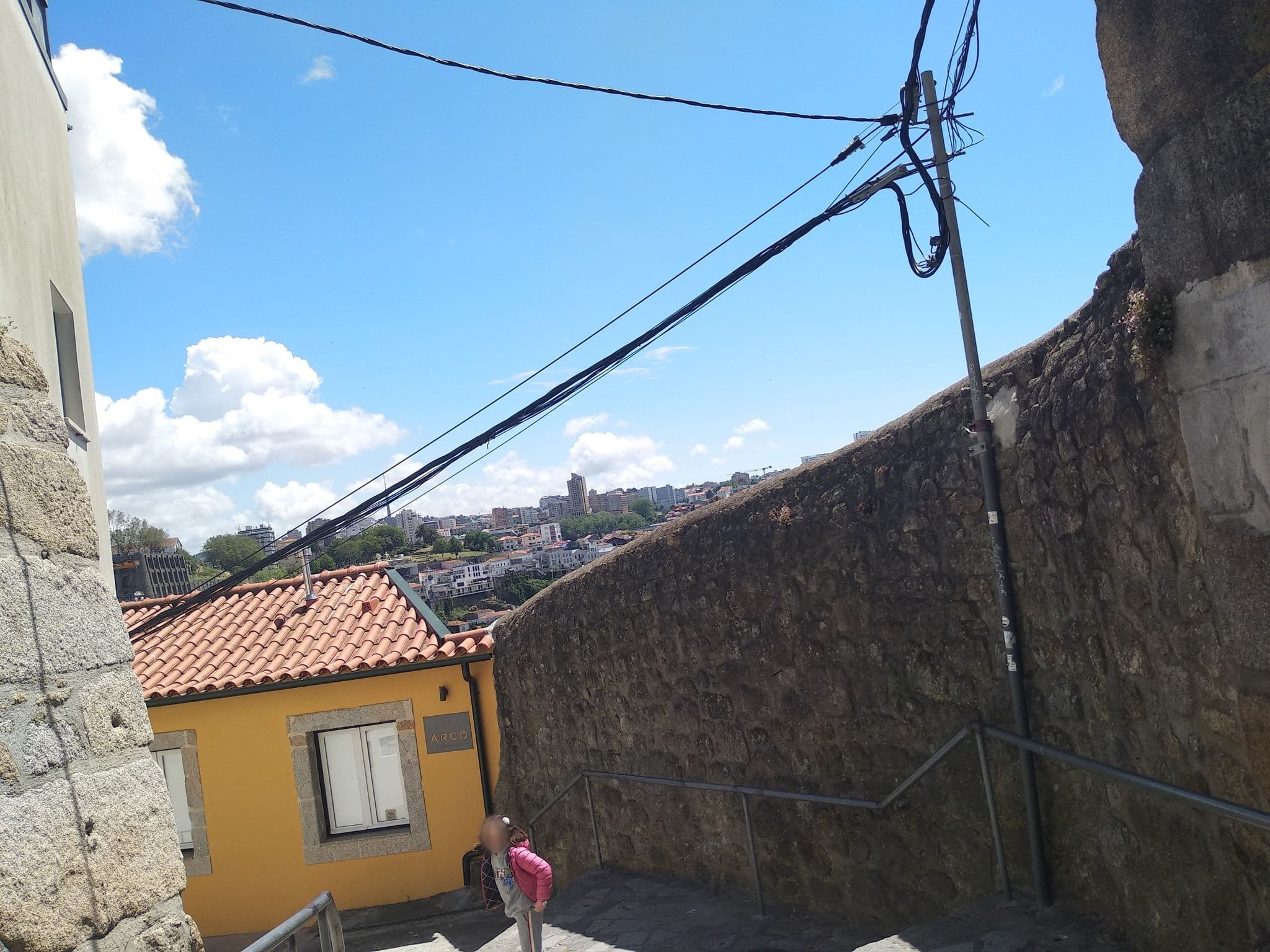 Street view near Arco Apartments, Porto — © isoipsa (CC BY-SA · Mapillary)