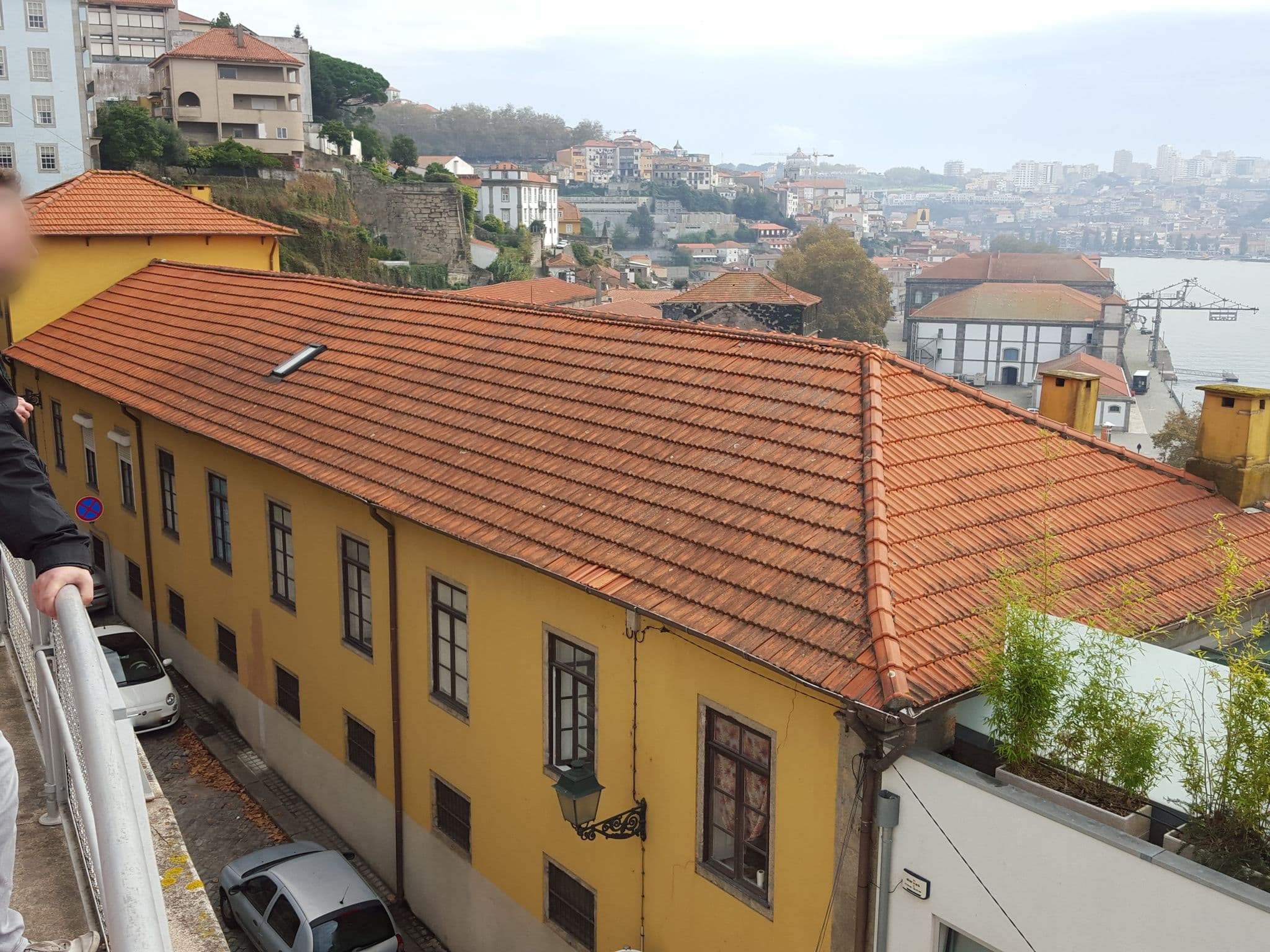 Street view near Oporto City Flats, Massarelos — © ueckorium (CC BY-SA · Mapillary)