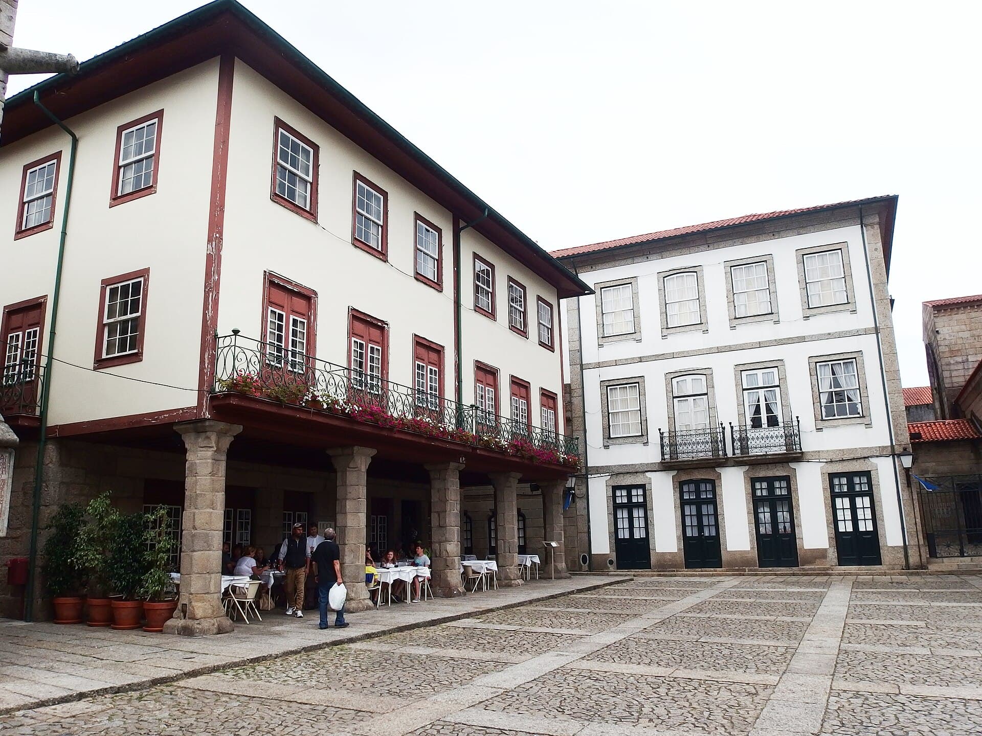 Pousada de Guimarães, Nossa Senhora da Oliveira (via Wikimedia Commons, CC BY-SA 4.0)