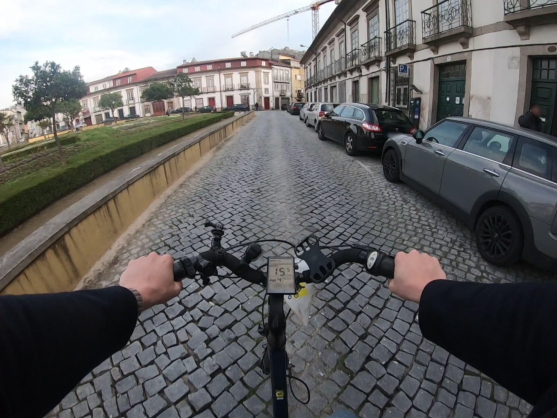 Street view near Dan's L'atelier Hostel, Braga — © luisjfvieira (CC BY-SA · Mapillary)