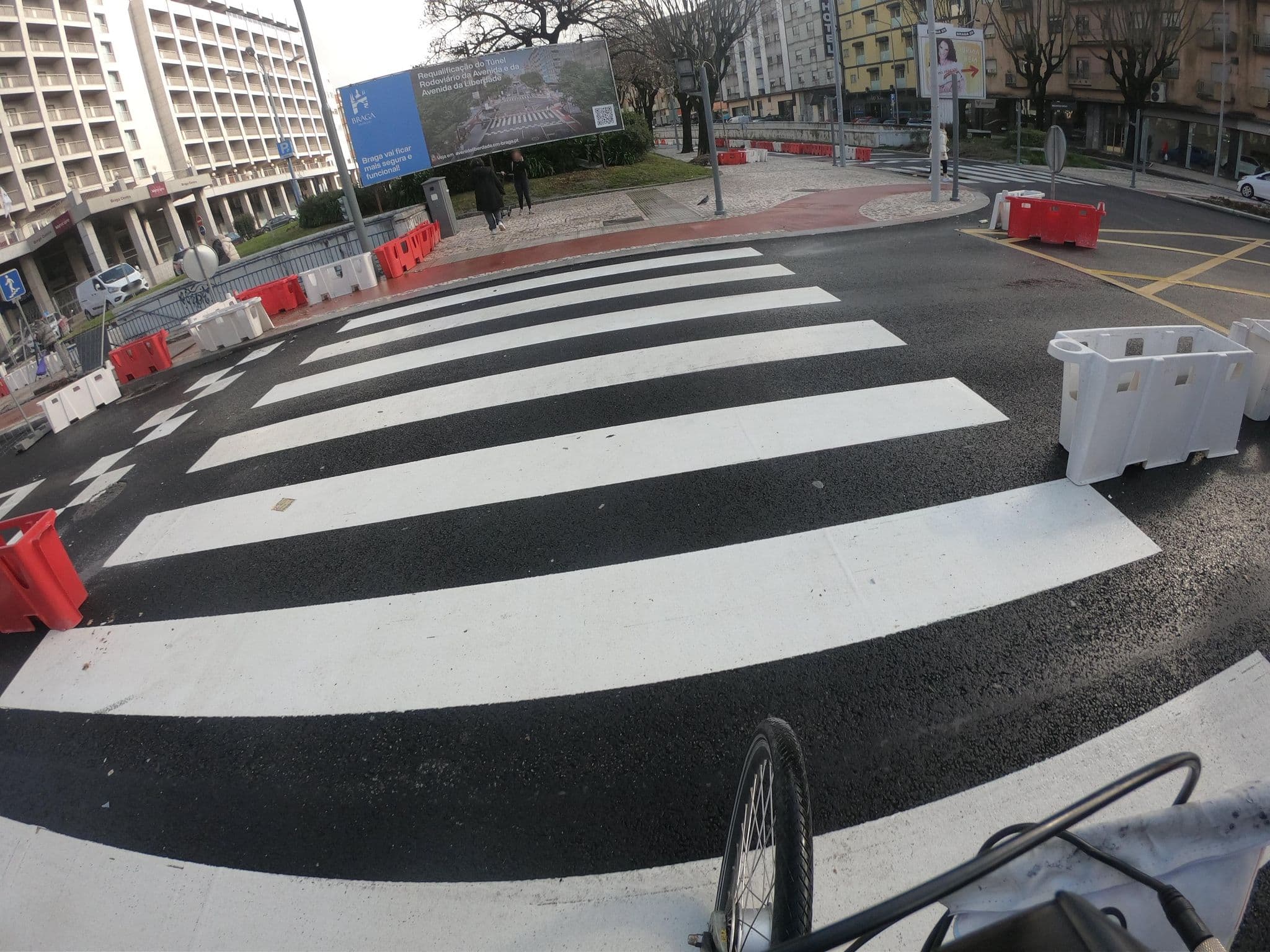 Street view near Hotel Mercure, Braga — © luisjfvieira (CC BY-SA · Mapillary)