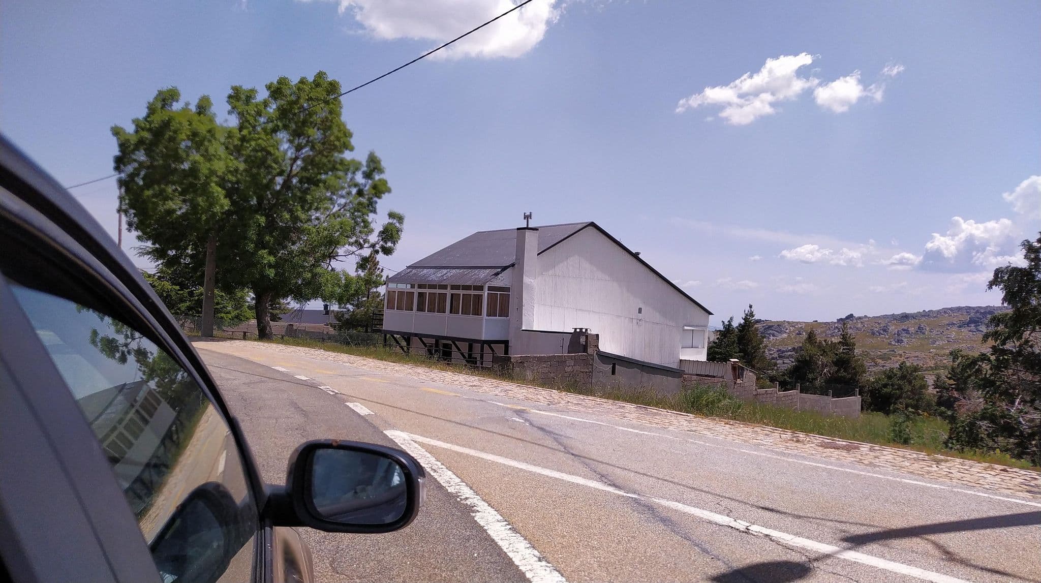 Street view near Estalagem Varanda dos Carqueijais, Covilhã — © hedgiept (CC BY-SA · Mapillary)
