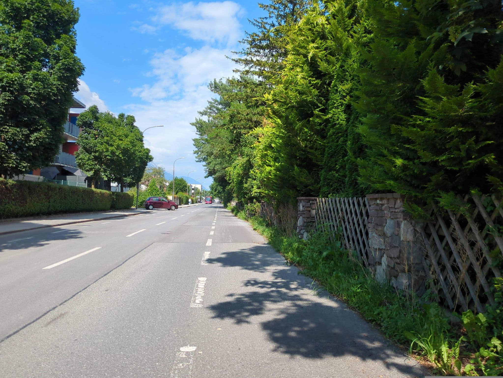 Street view near Carlihof, Hötting — © innsbruck-barrierefrei (CC BY-SA · Mapillary)