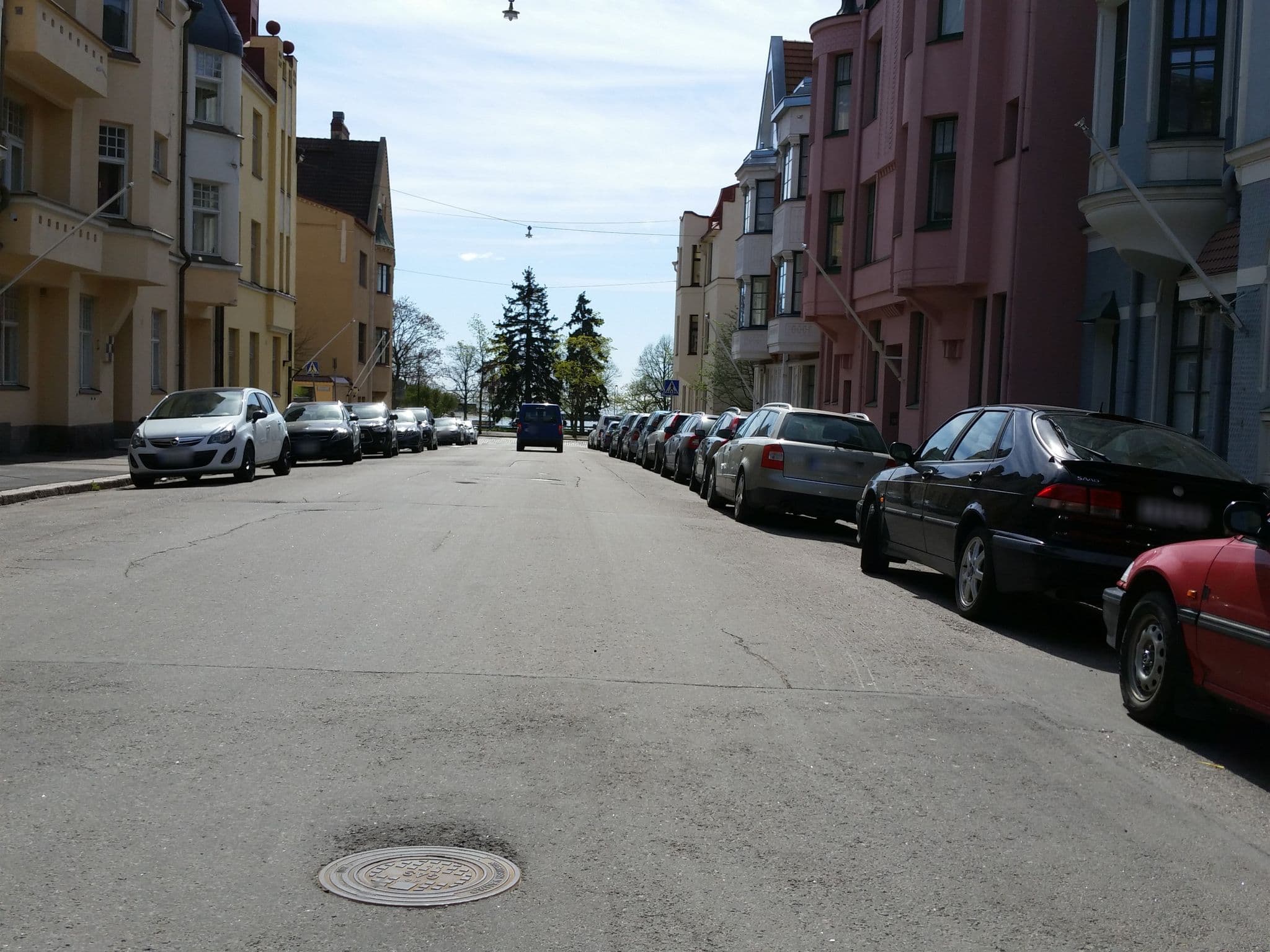 Street view near Roost Huvilakatu, Ullanlinna — © jaakkoh (CC BY-SA · Mapillary)