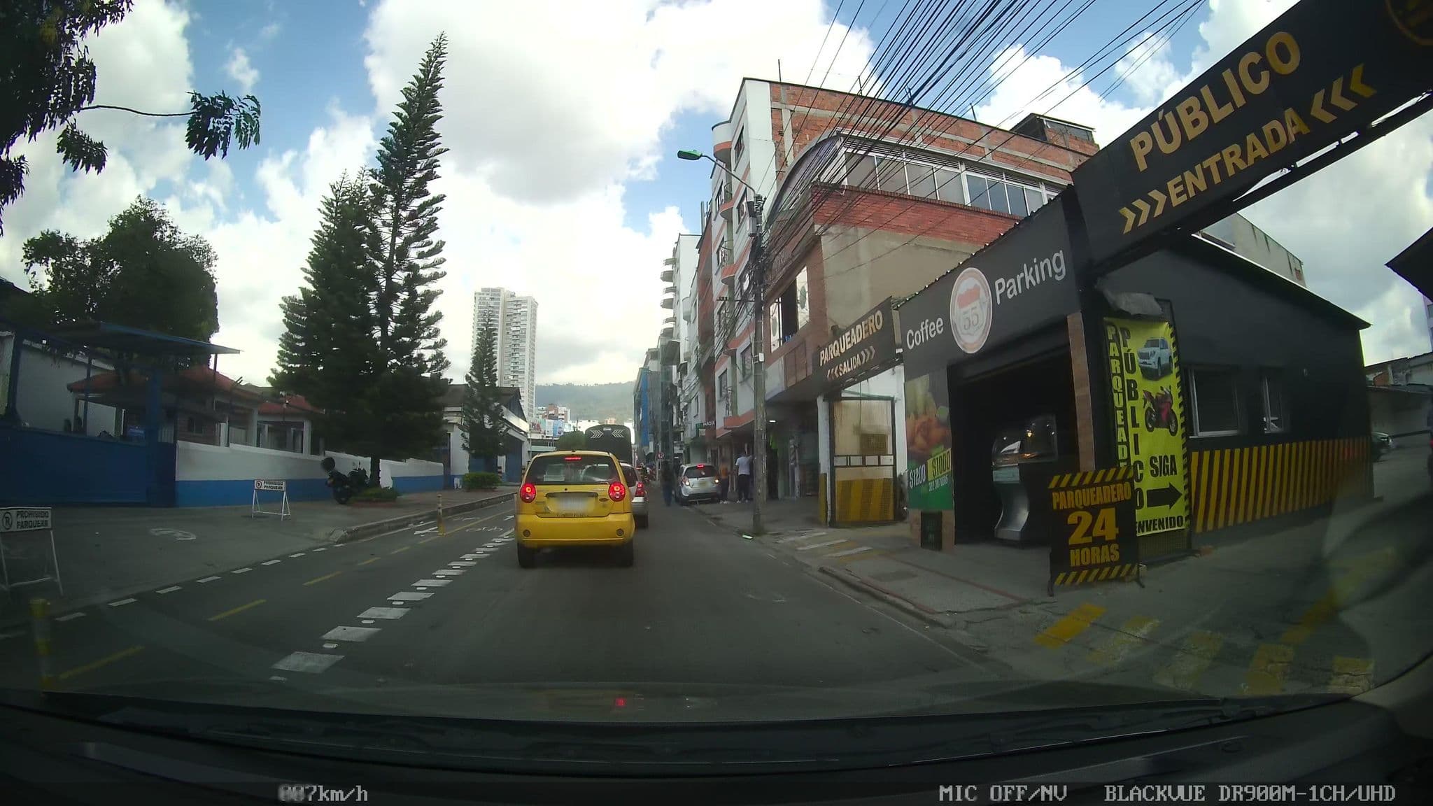 Street view near Hotel Bucarest, Bucaramanga — © kaart_2 (CC BY-SA · Mapillary)