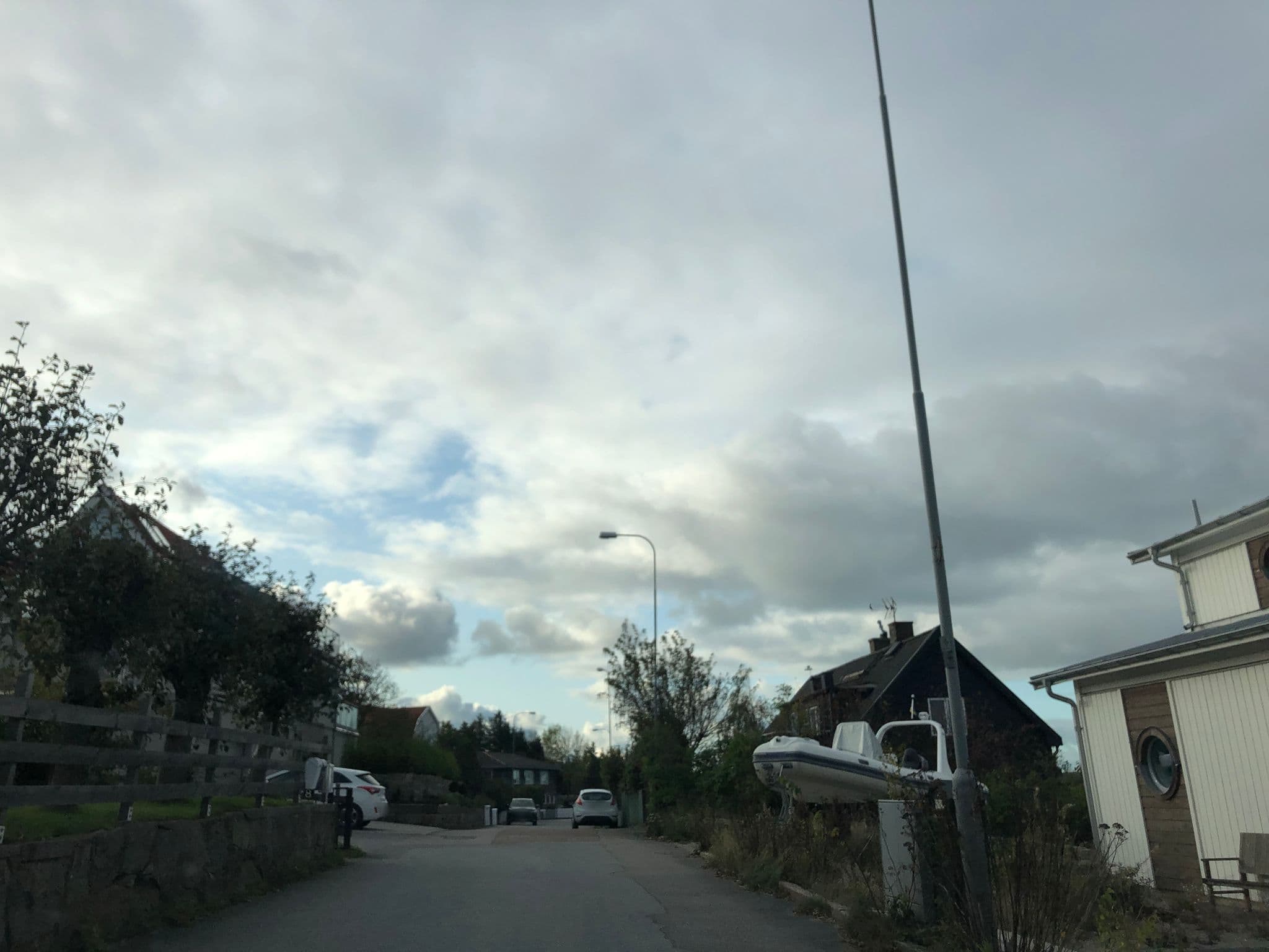 Street view near Hälluddens Stugby, Majorna — © bigroundbaby (CC BY-SA · Mapillary)