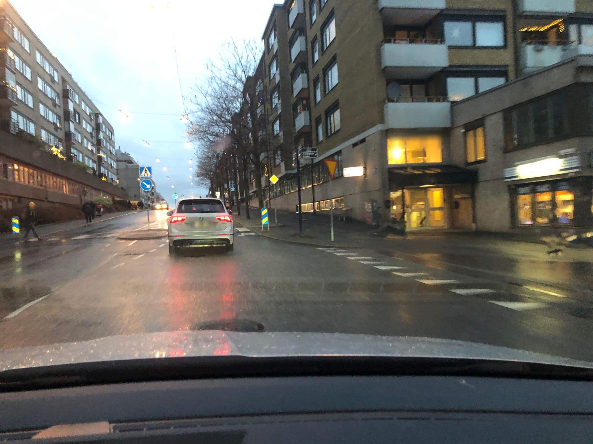 Street view near Slottsskogens Vandrarhem & Hotell Gothenburg - Backpackers, Majorna — © adville (CC BY-SA · Mapillary)
