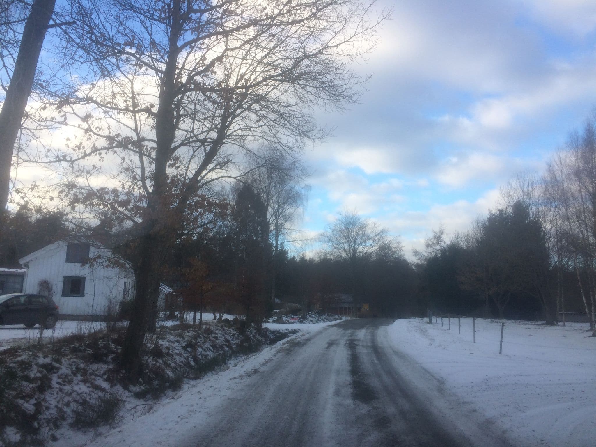 Street view near Huisje in het bos, Surte — © horsecab (CC BY-SA · Mapillary)