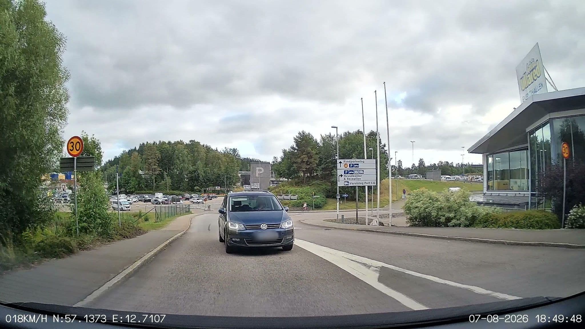 Street view near Pedersen's Hotell, Tvååker — © thewizard (CC BY-SA · Mapillary)