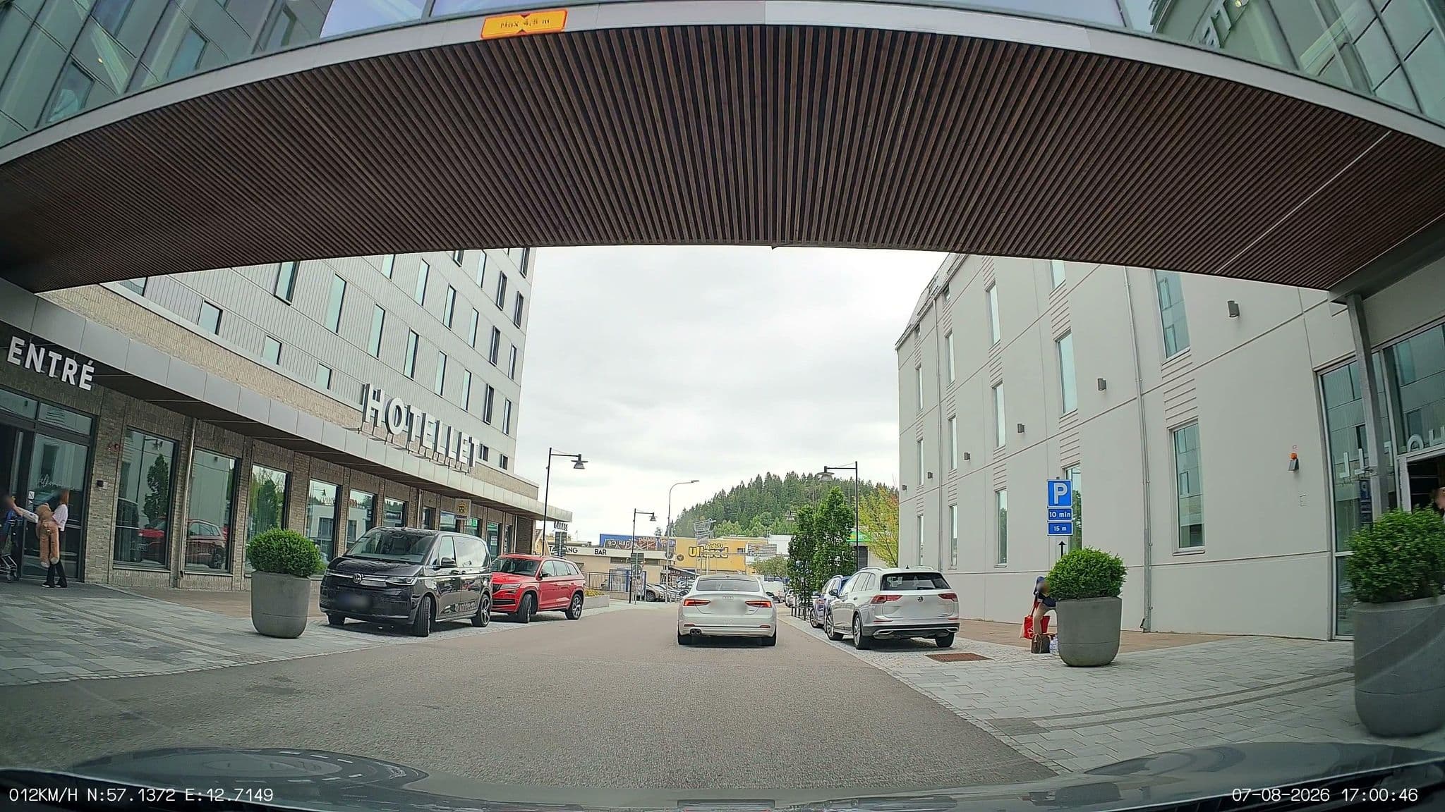 Street view near Hotellet (Gekås Ullared), Tvååker — © thewizard (CC BY-SA · Mapillary)