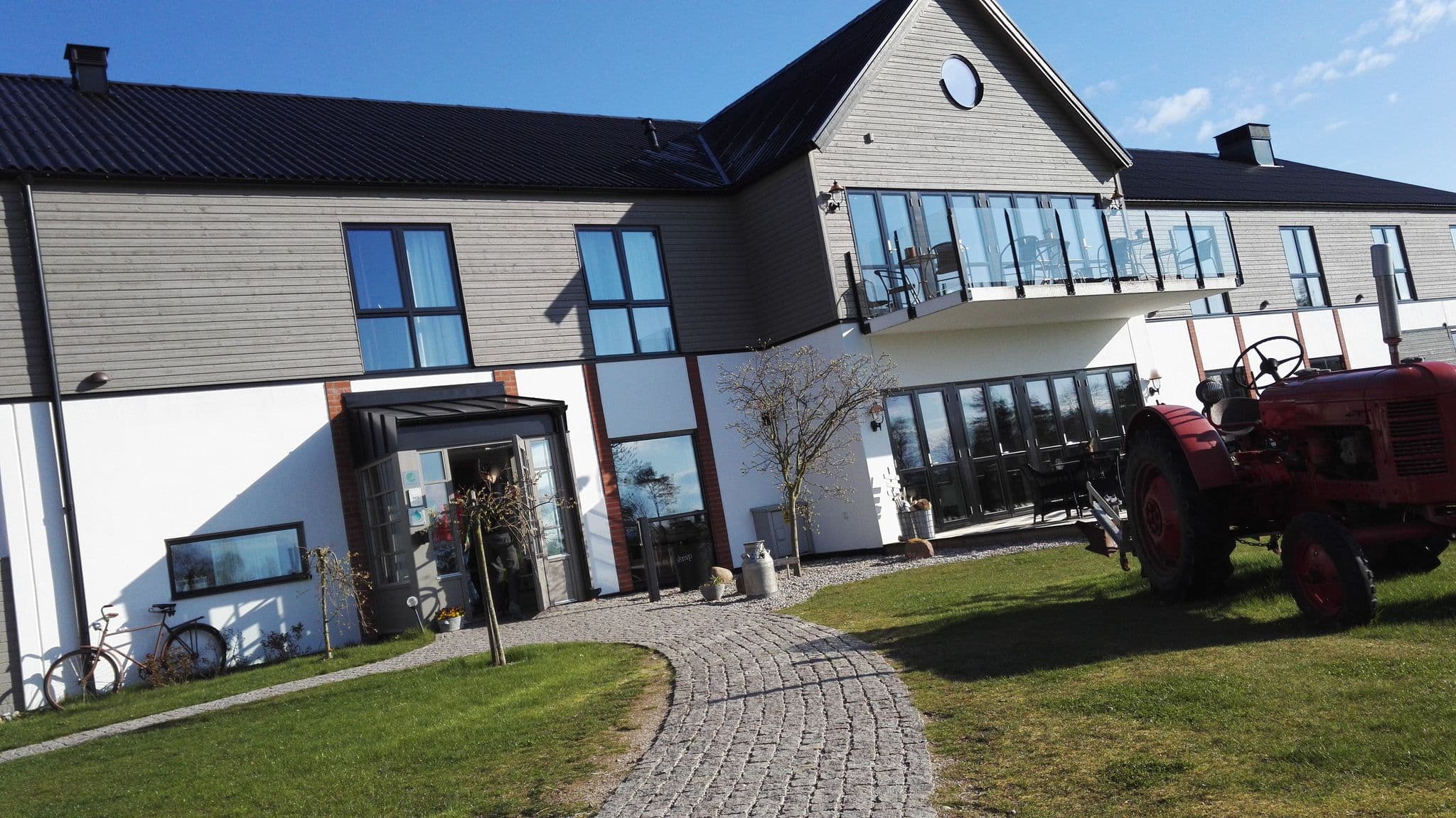Street view near Hotell Mossbylund, Skivarp — © krm (CC BY-SA · Mapillary)