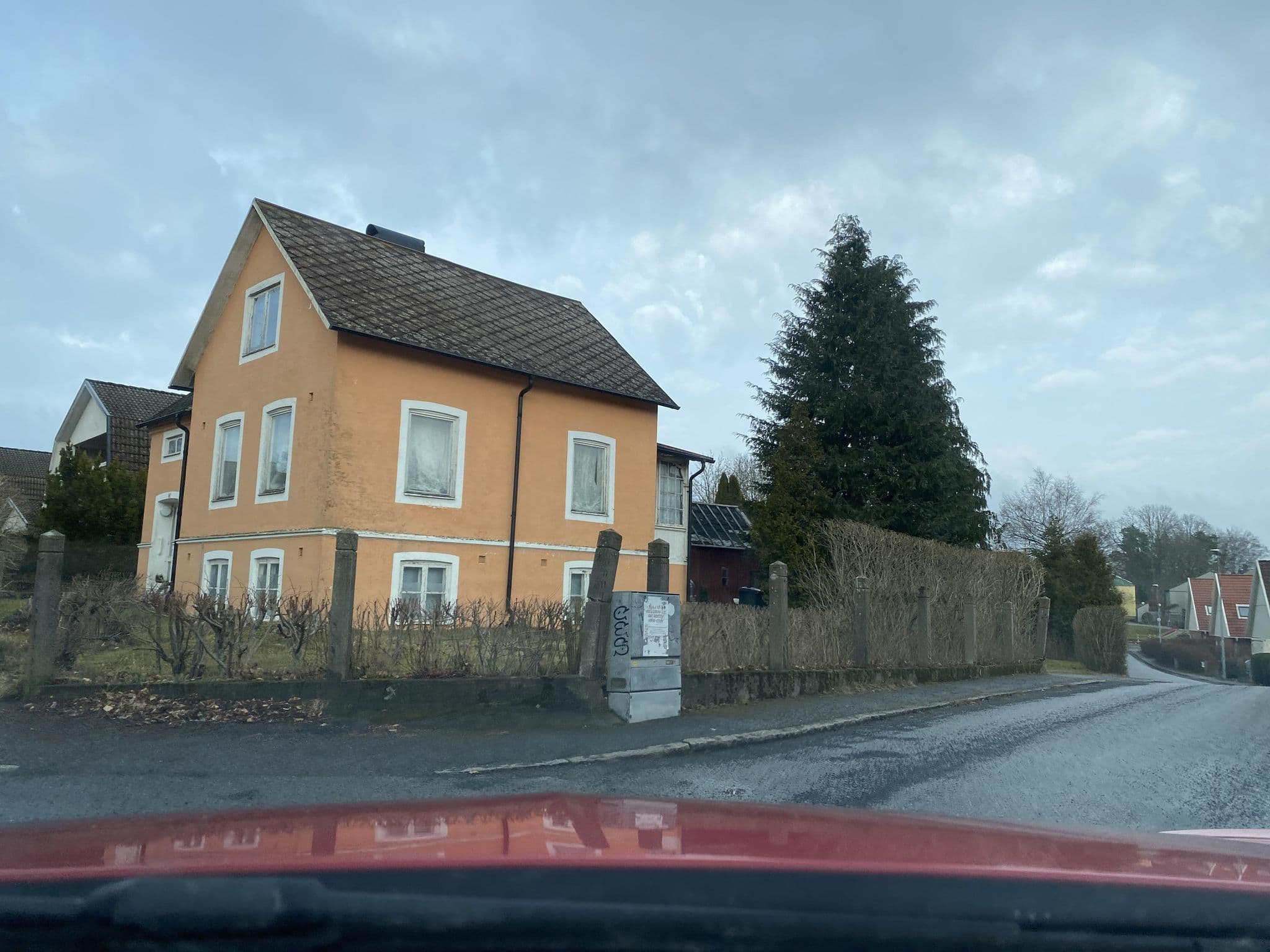 Street view near Hotellet på Stiftsgården Åkersberg, Höör — © geogrof (CC BY-SA · Mapillary)