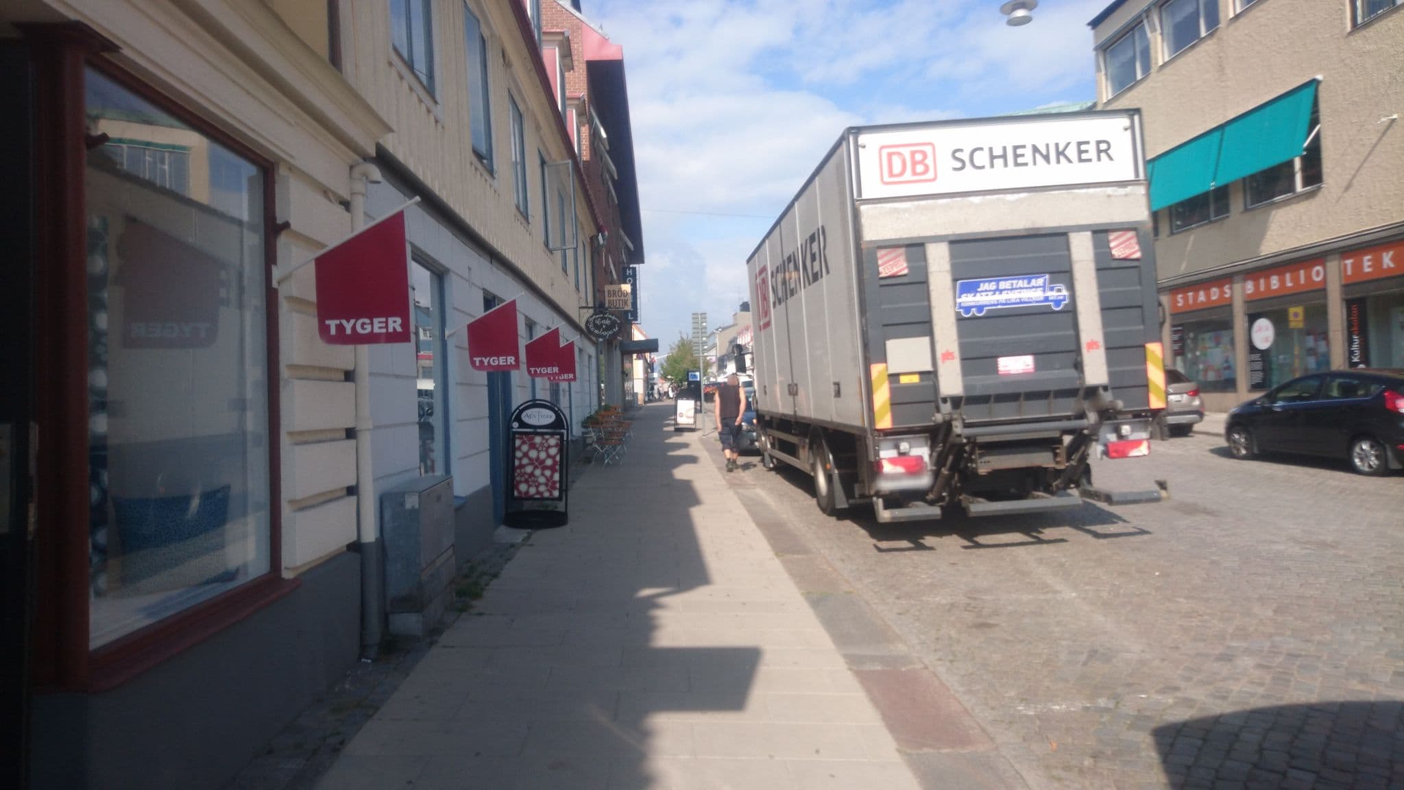 Street view near Hotell Siesta - 卡斯克羅納, Karlskrona — © peterneubauer (CC BY-SA · Mapillary)