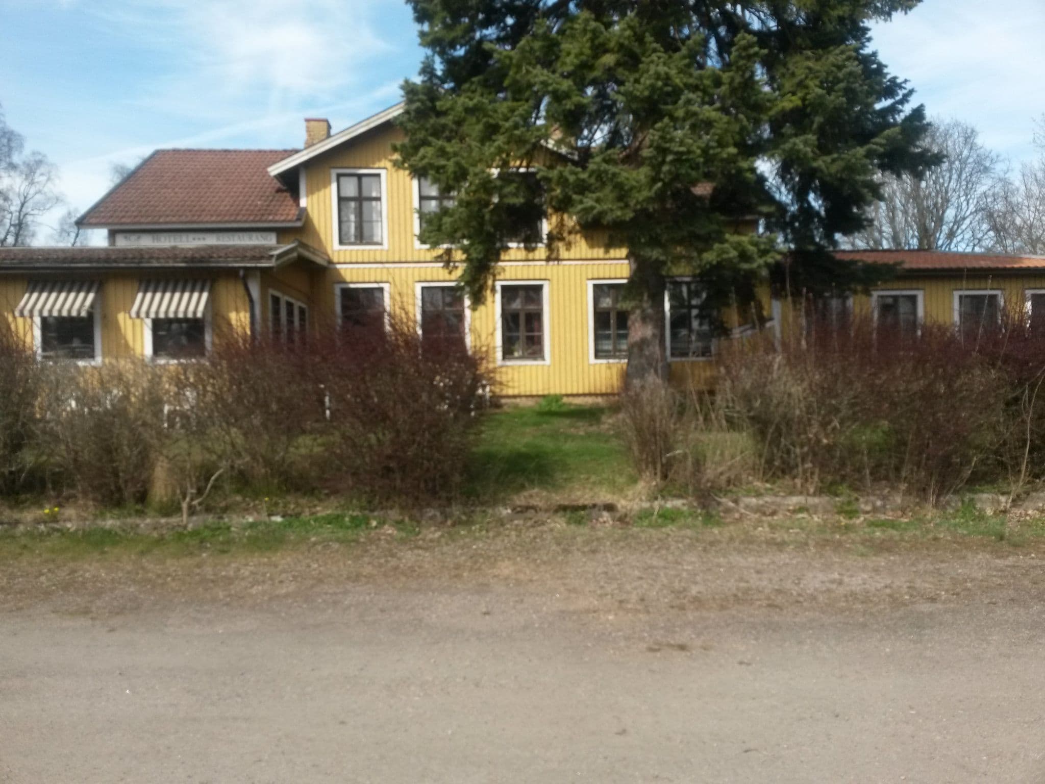 Street view near Gästgiveriet, Floby — © leojth (CC BY-SA · Mapillary)