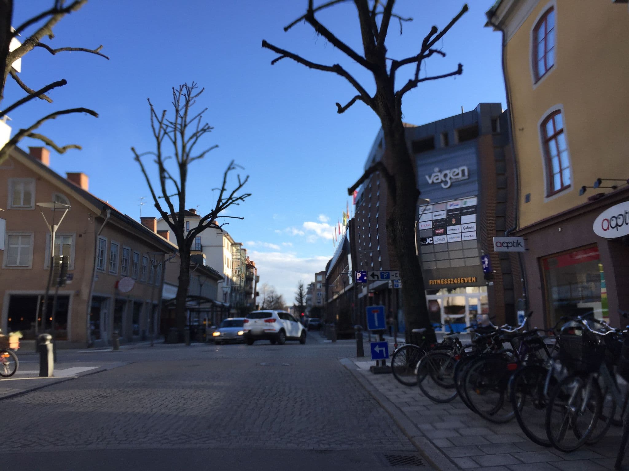 Street view near Bubbelbad & sauna Clarion Hotel, Örebro — © dade (CC BY-SA · Mapillary)