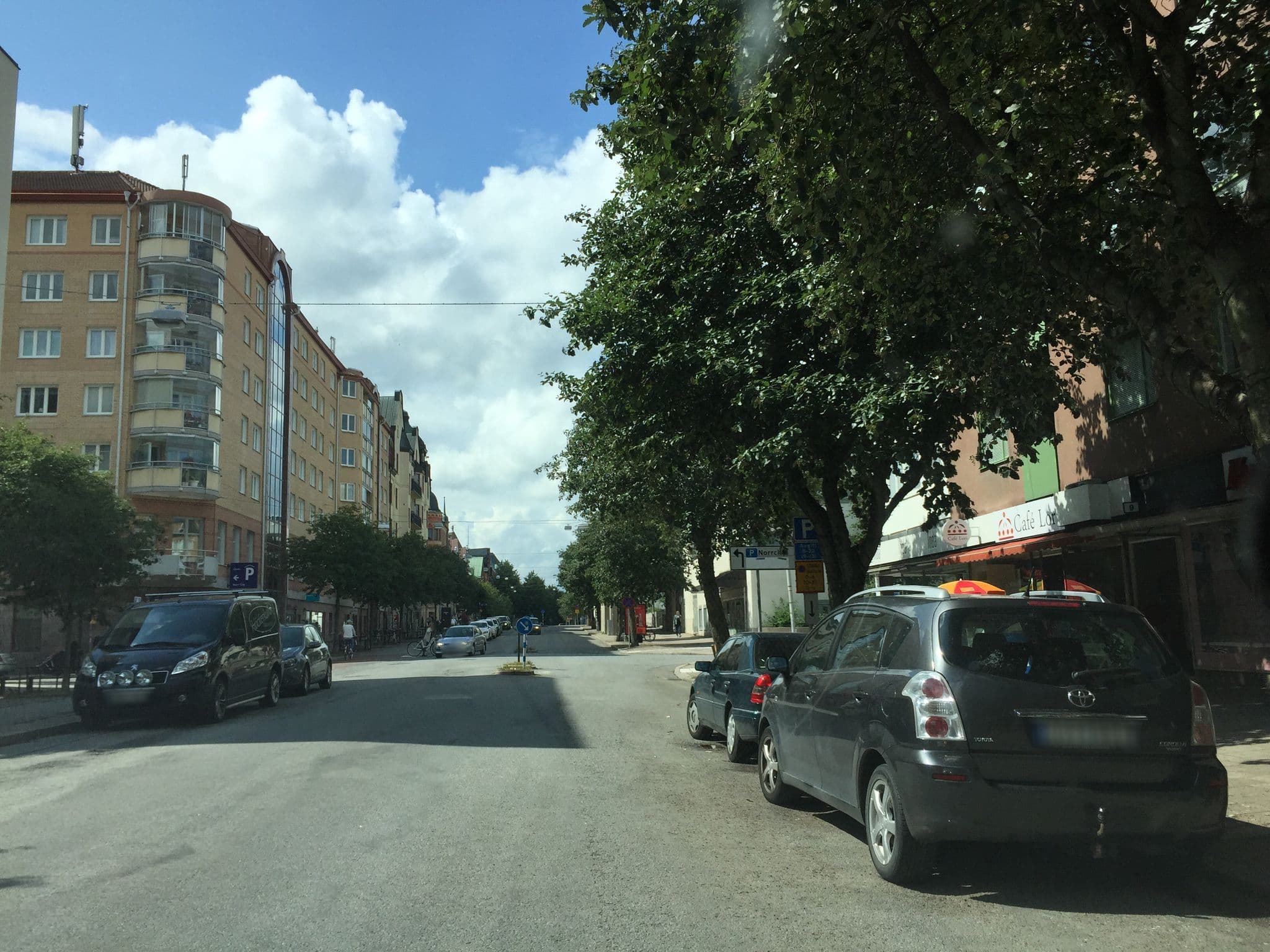 Street view near Ramada Hotel Skomakaren, Örebro — © dade (CC BY-SA · Mapillary)
