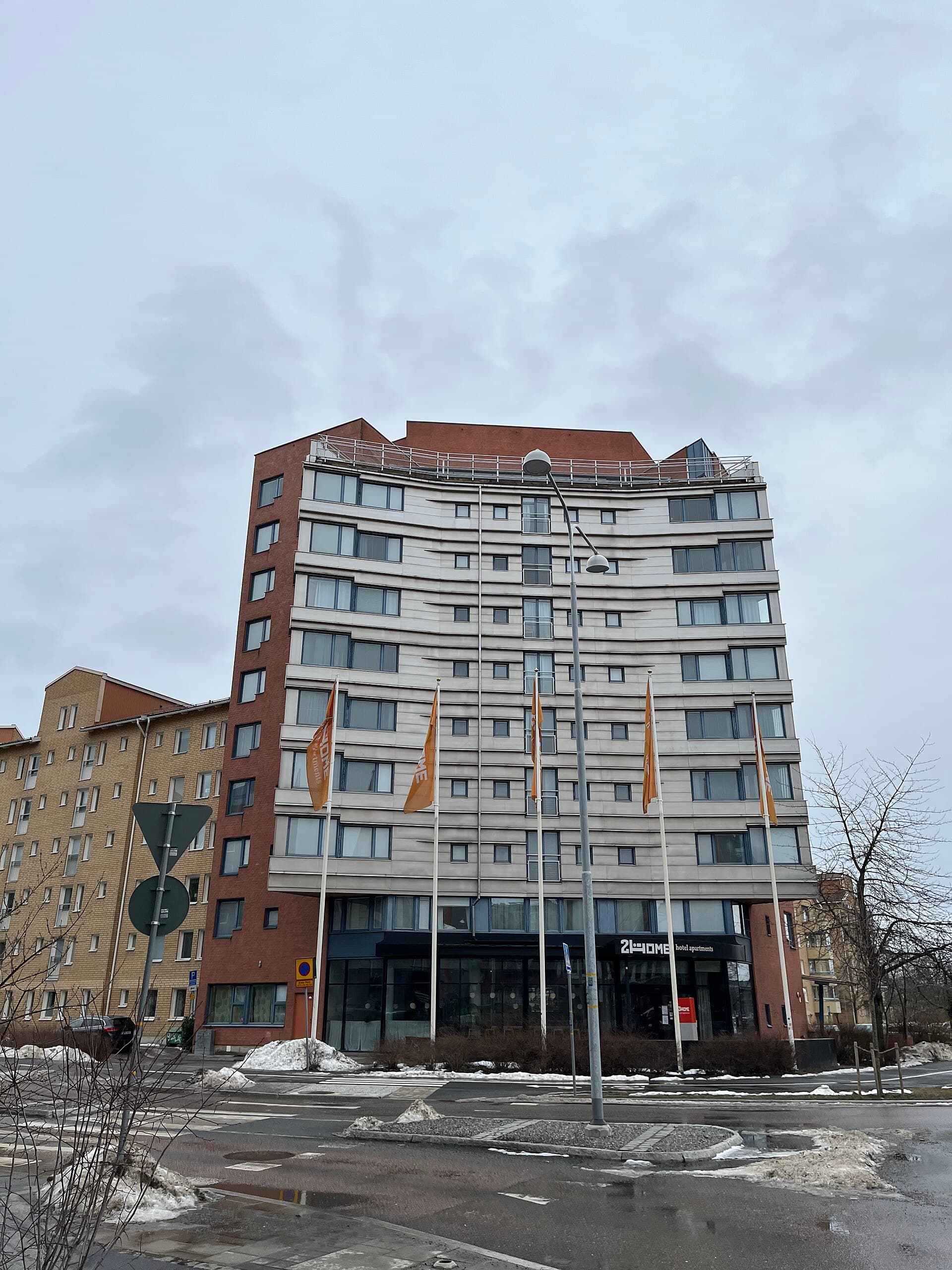 2Home Hotel Apartments (via Wikimedia Commons, CC BY-SA 4.0)