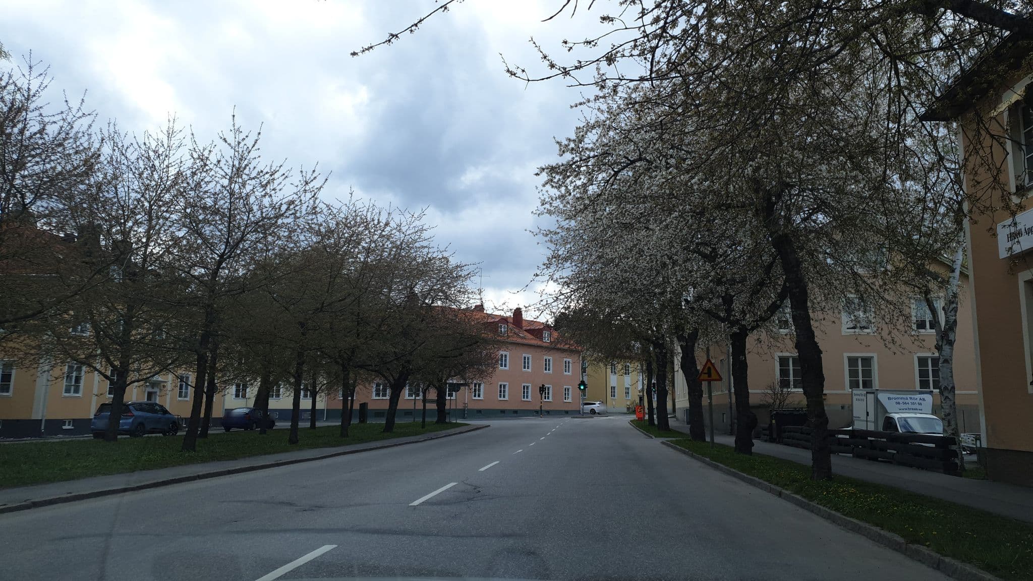 Street view near Hotel Äppelviken, Bromma — © jopparn (CC BY-SA · Mapillary)