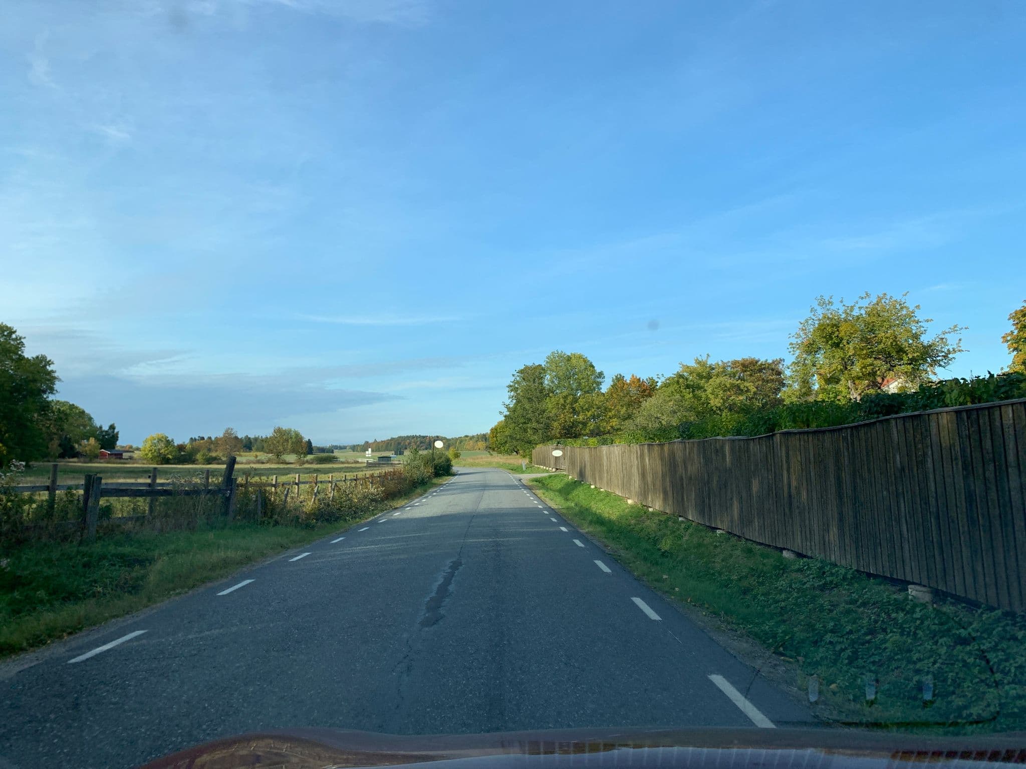 Street view near Villa Mälargården, Bro — © lwilson (CC BY-SA · Mapillary)