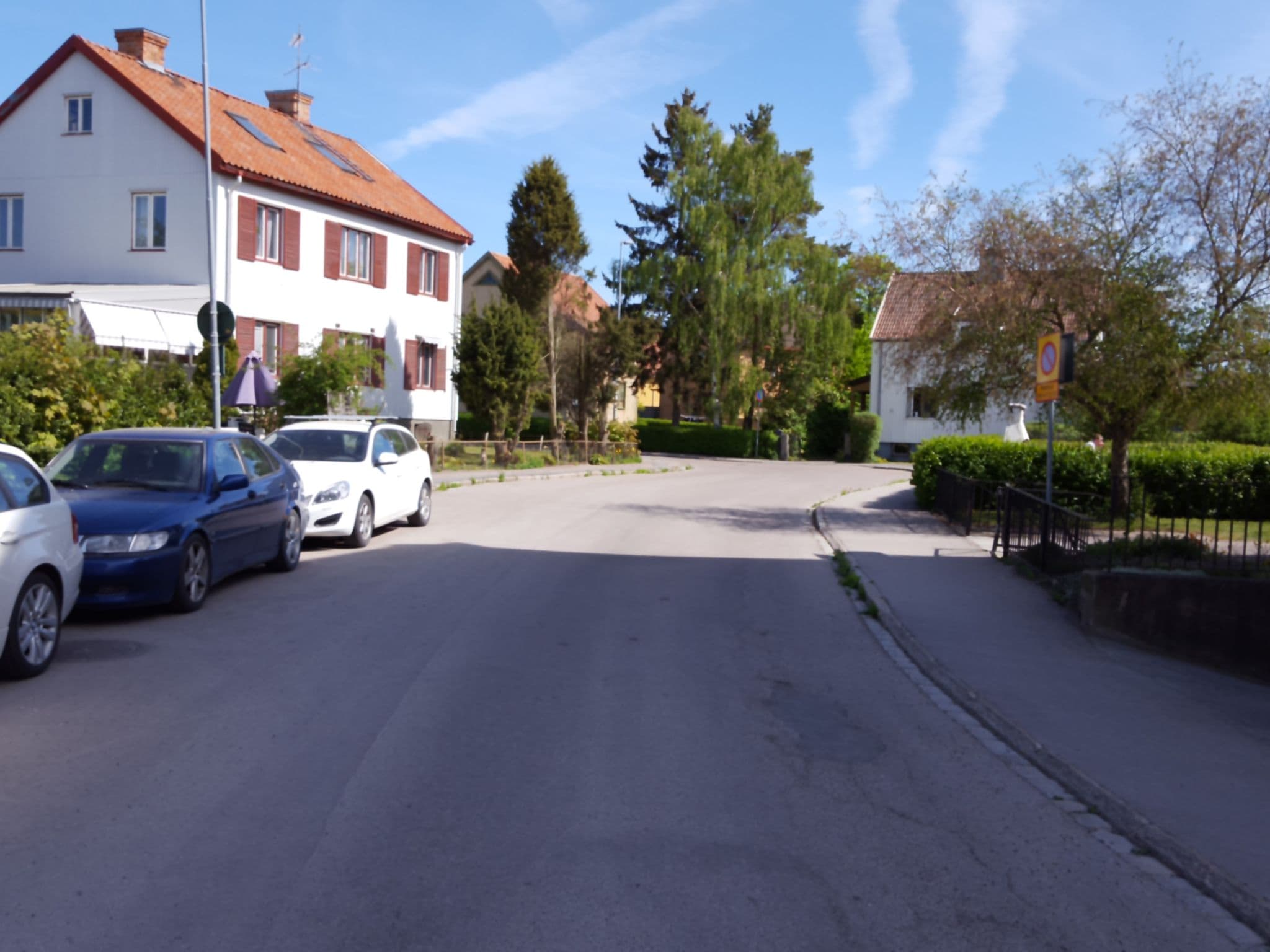 Street view near Höga Kustens Vandrahem Skogsblomman, Uppsala — © zxmon21 (CC BY-SA · Mapillary)