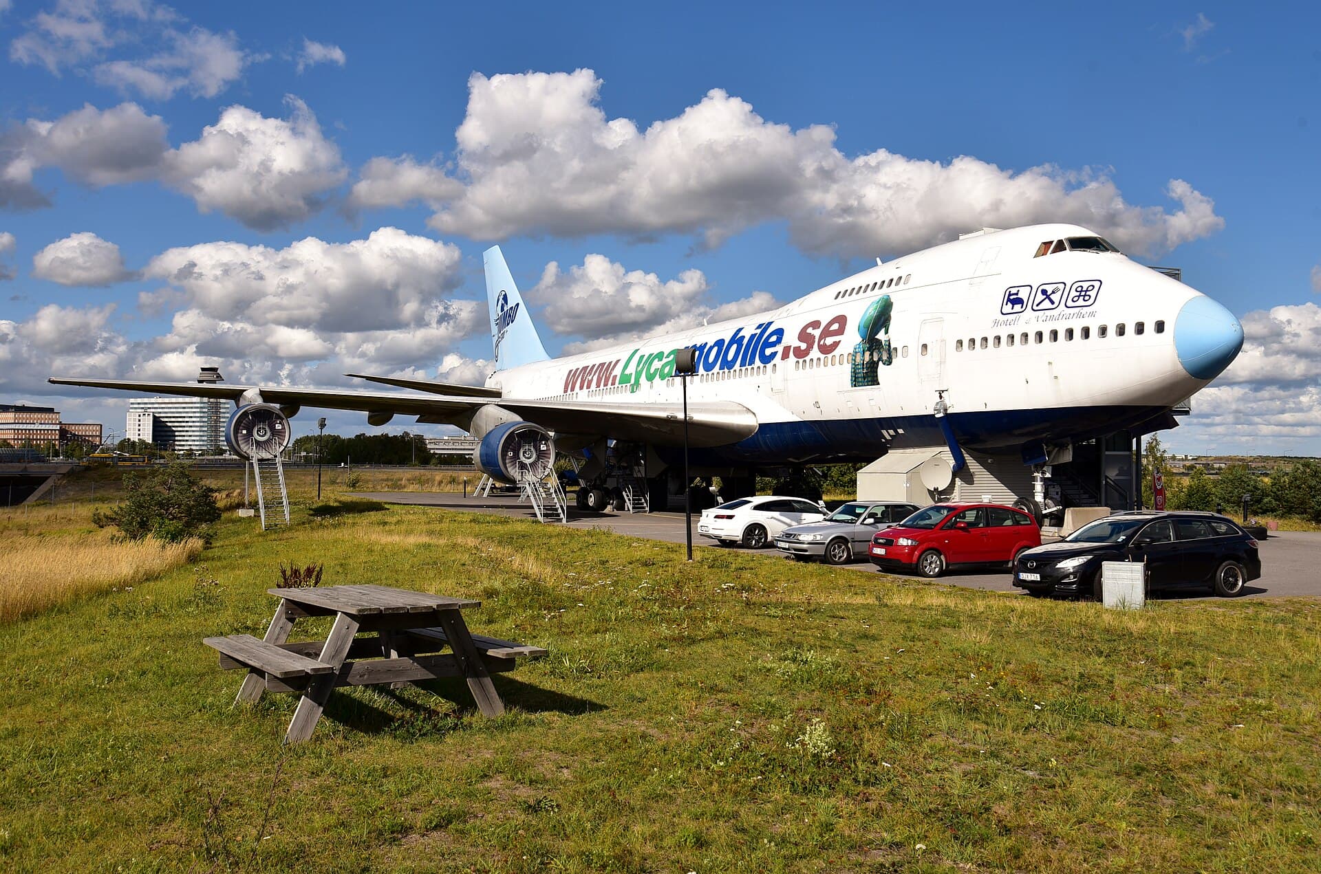 Jumbo Stay (via Wikimedia Commons, CC BY-SA 4.0)