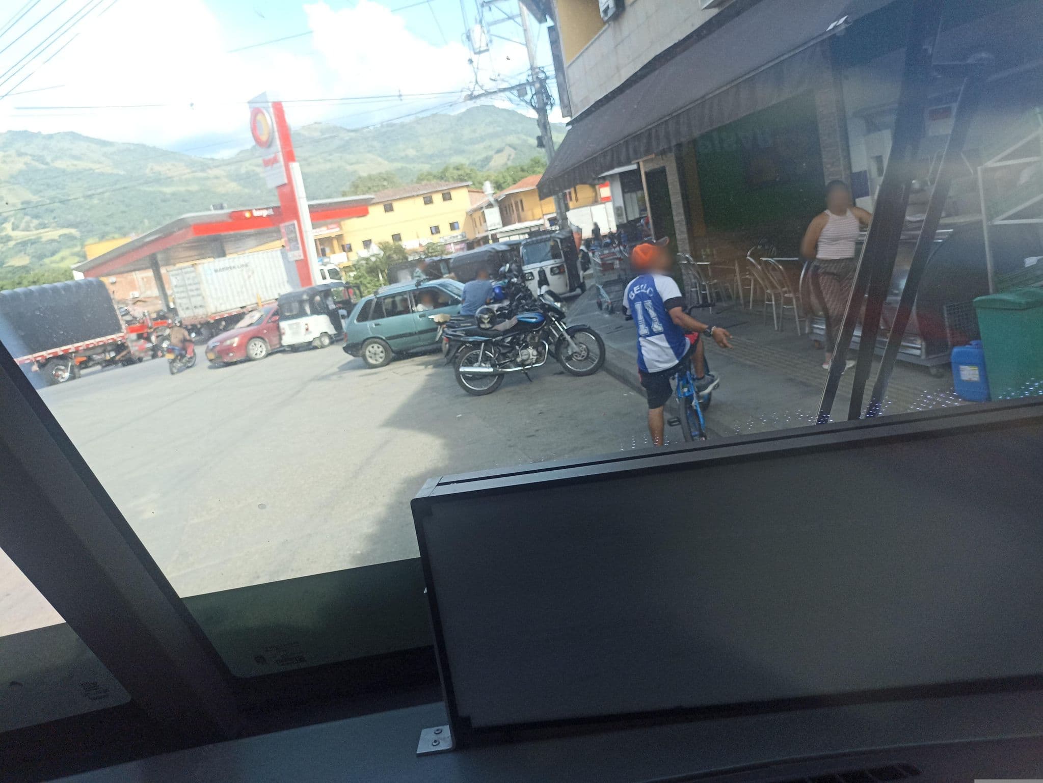 Street view near Hotel El Dorado, La Pintada — © ljtoro (CC BY-SA · Mapillary)