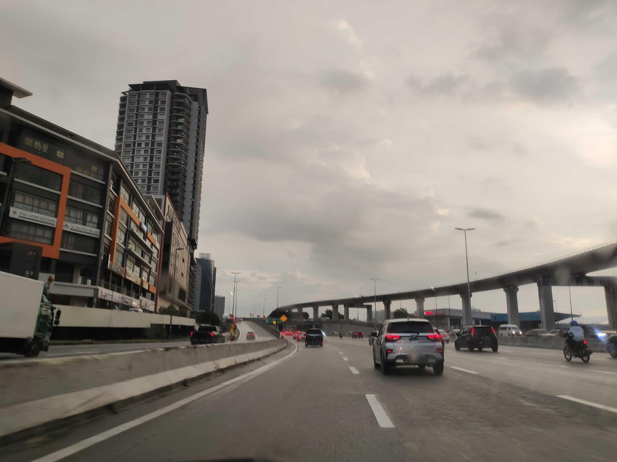 Street view near Signature Hotel, Bandar Kinrara — © zh9567 (CC BY-SA · Mapillary)