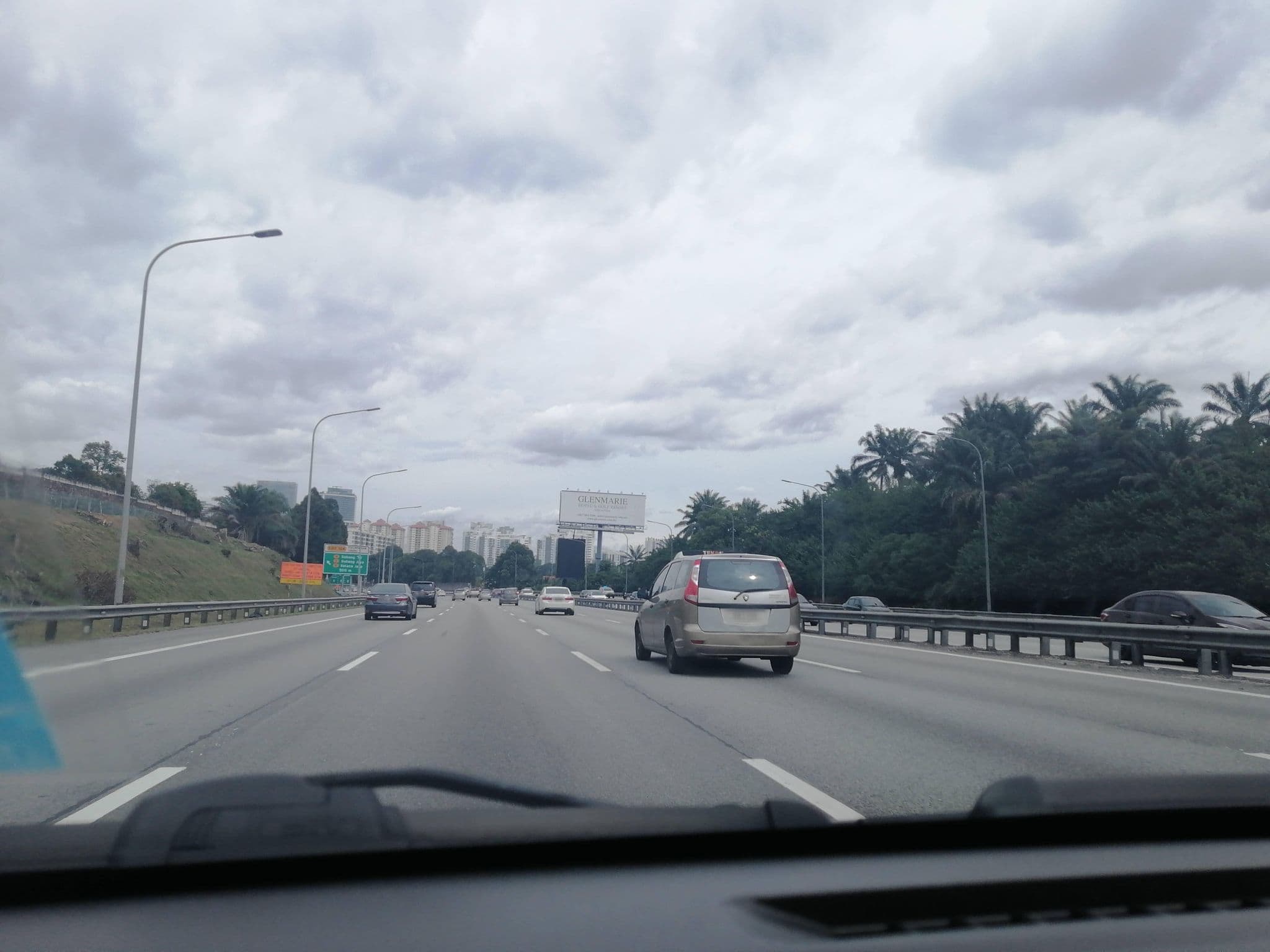 Street view near Holiday Inn Glenmarie-Boiler Room, Glenmarie Estate — © YikQin (CC BY-SA · Mapillary)