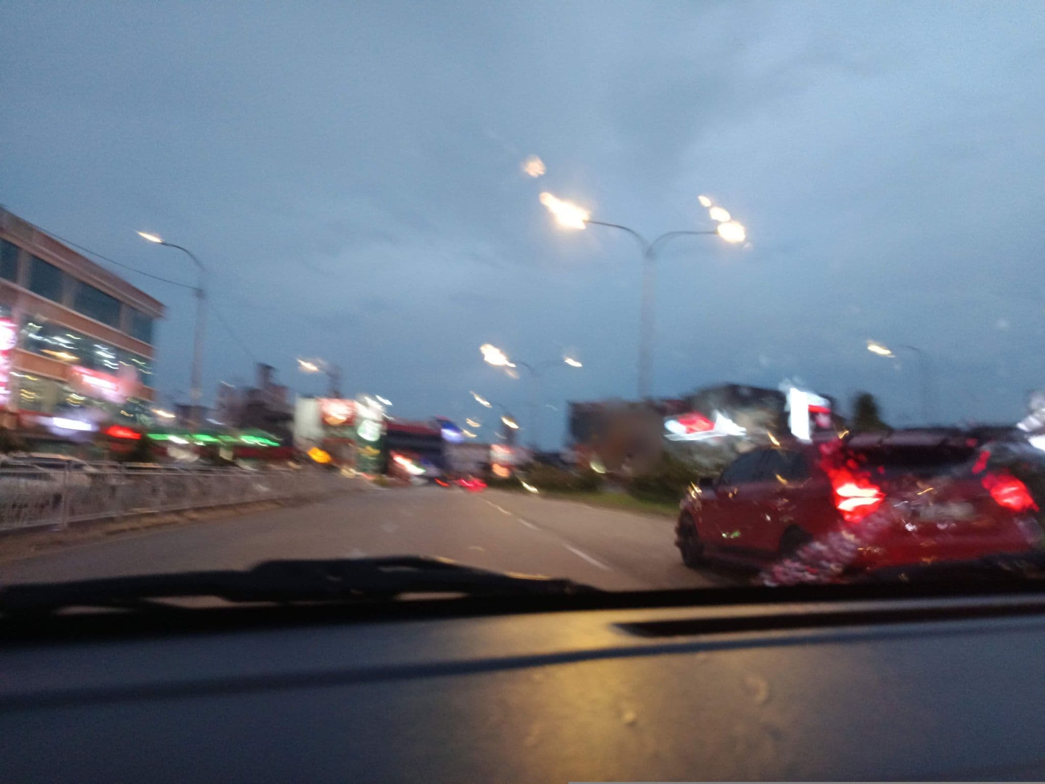 Street view near De Uptown Hotel, SS2 — © YikQin (CC BY-SA · Mapillary)