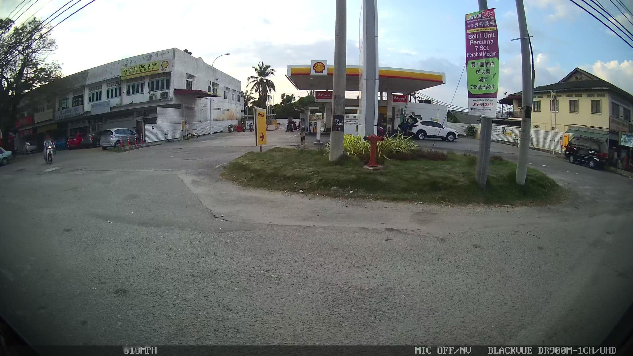 Street view near De hotel, Pantai Remis — © kaart_1 (CC BY-SA · Mapillary)