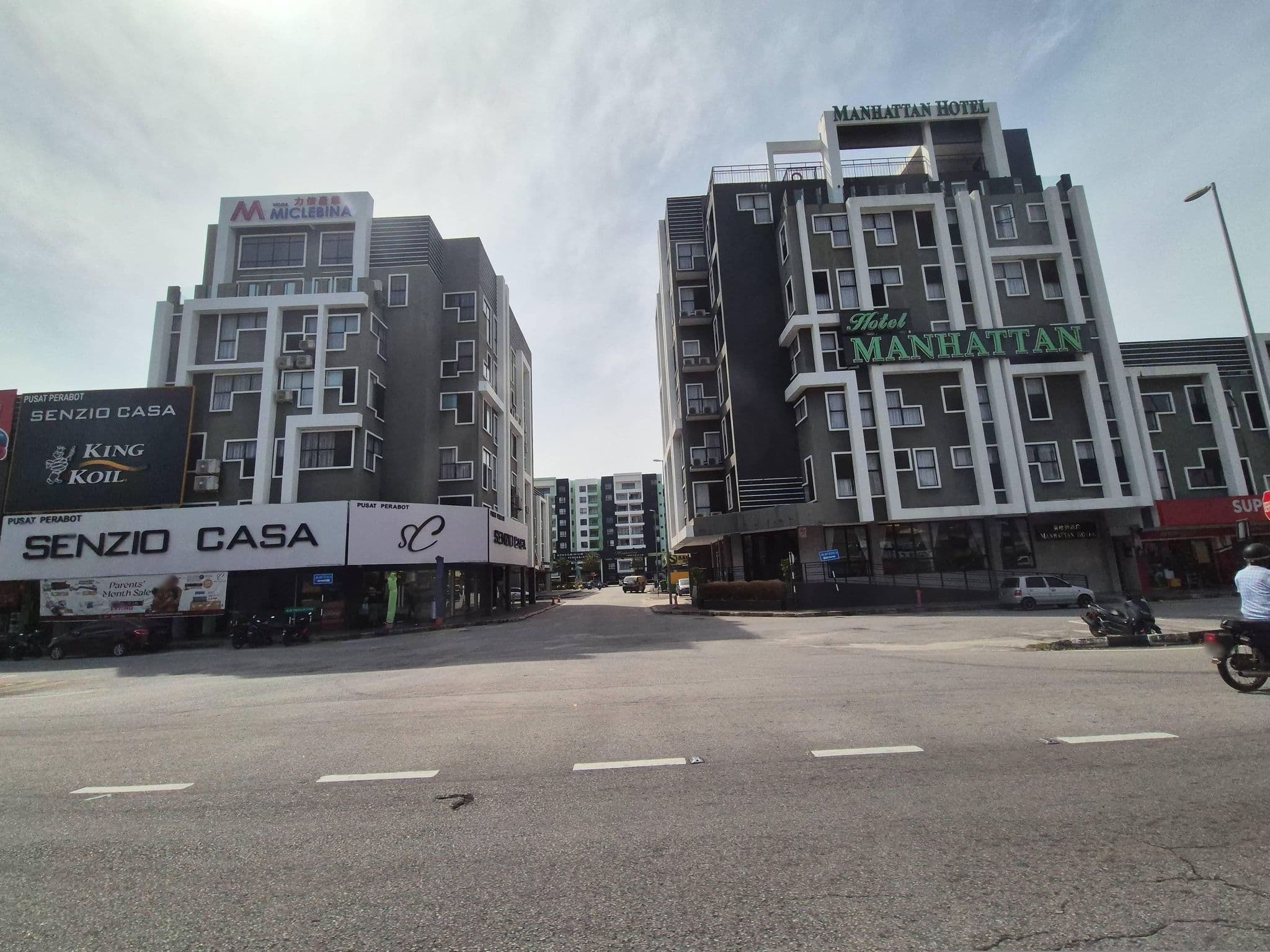 Street view near Manhattan Hotel, Menglembu — © yjjcoolcool (CC BY-SA · Mapillary)