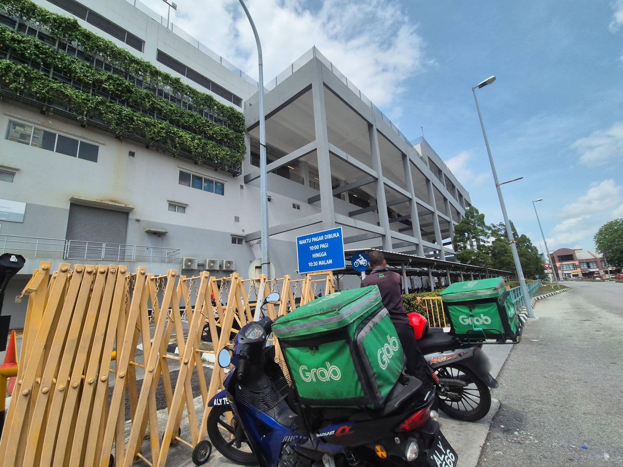 Street view near Hotel EightINN, Menglembu — © yjjcoolcool (CC BY-SA · Mapillary)