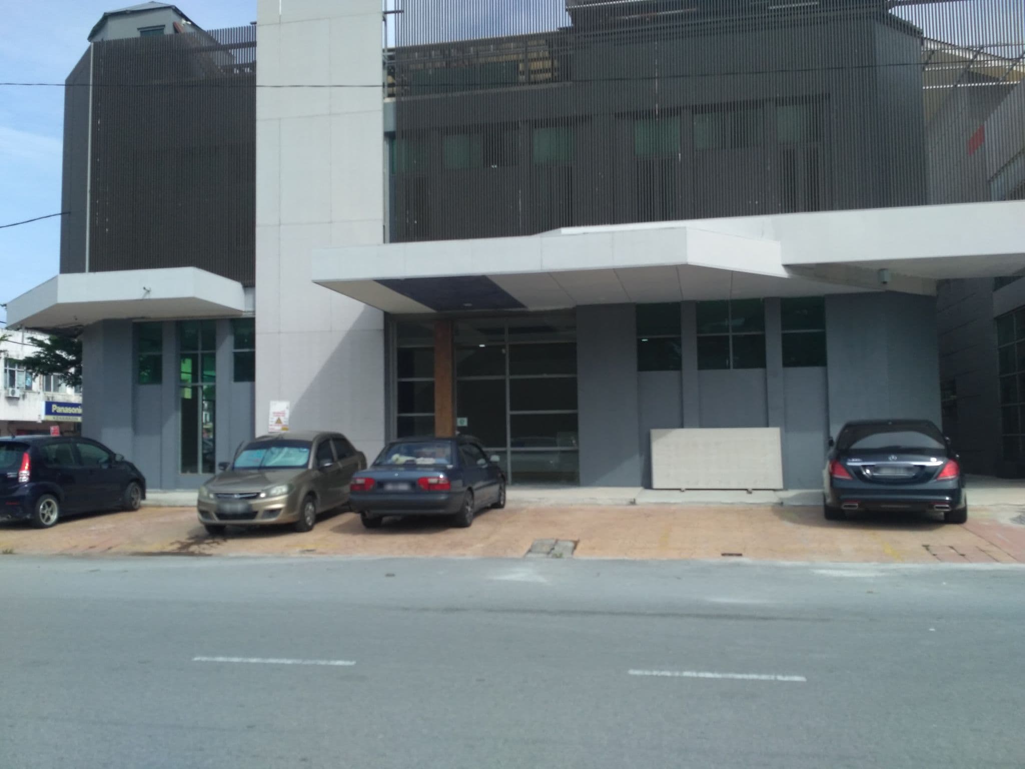 Street view near Dorset Riverview Hotel, Kampung Manjoi — © nuraziela (CC BY-SA · Mapillary)