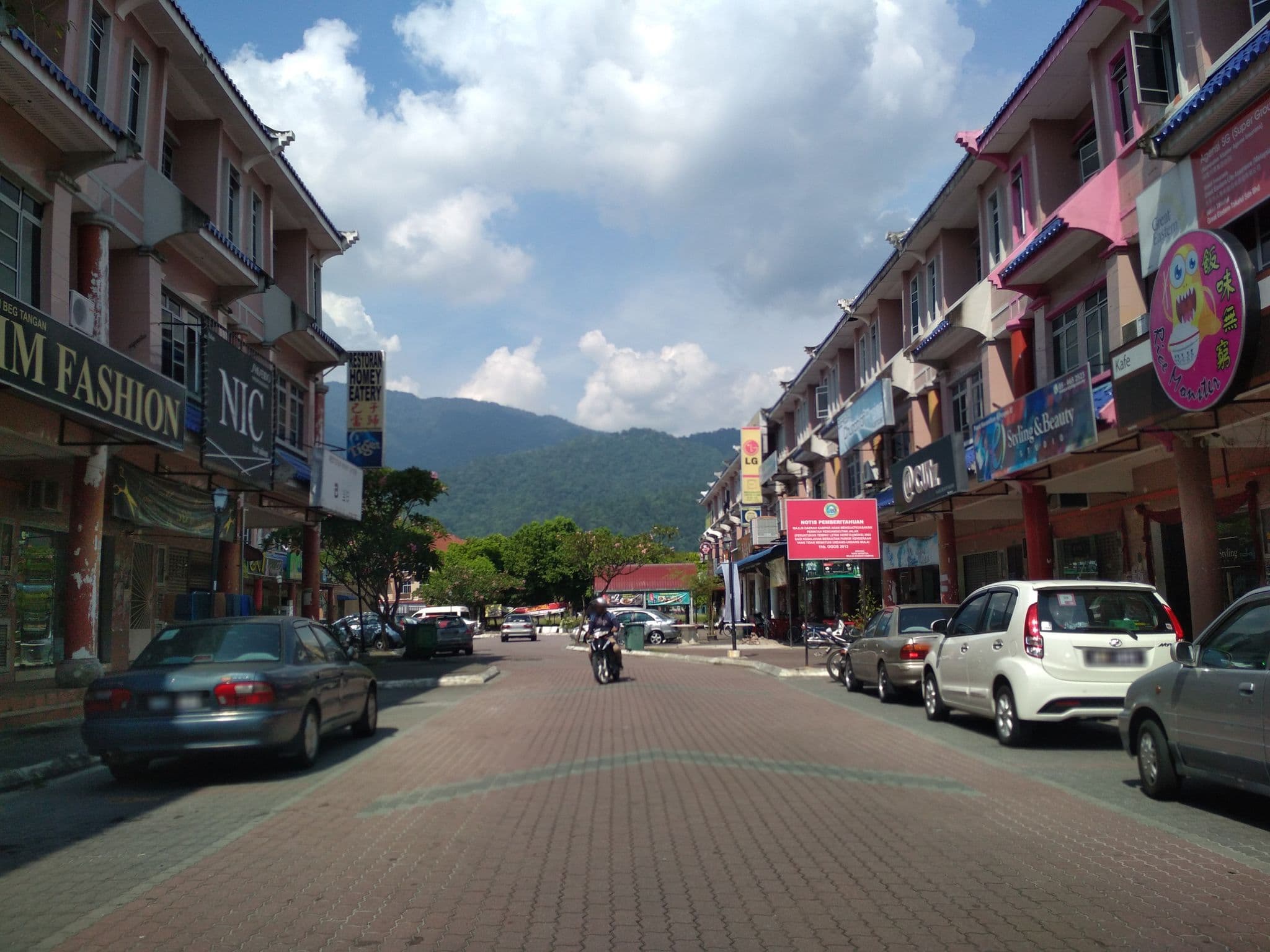 Street view near kahyann's hostel, Kampar — © sky096 (CC BY-SA · Mapillary)