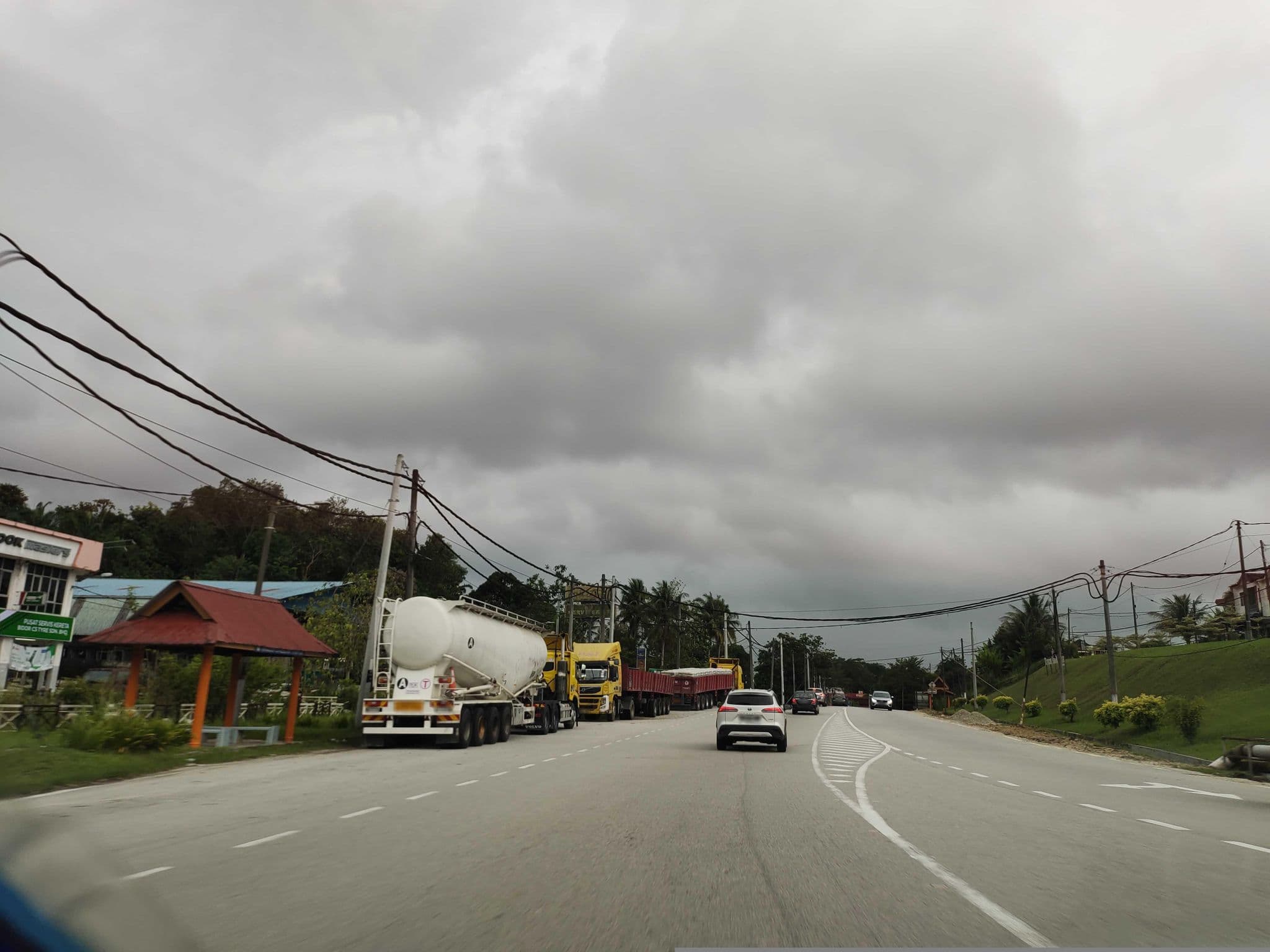 Street view near white hotel, Cenderiang — © zh9567 (CC BY-SA · Mapillary)