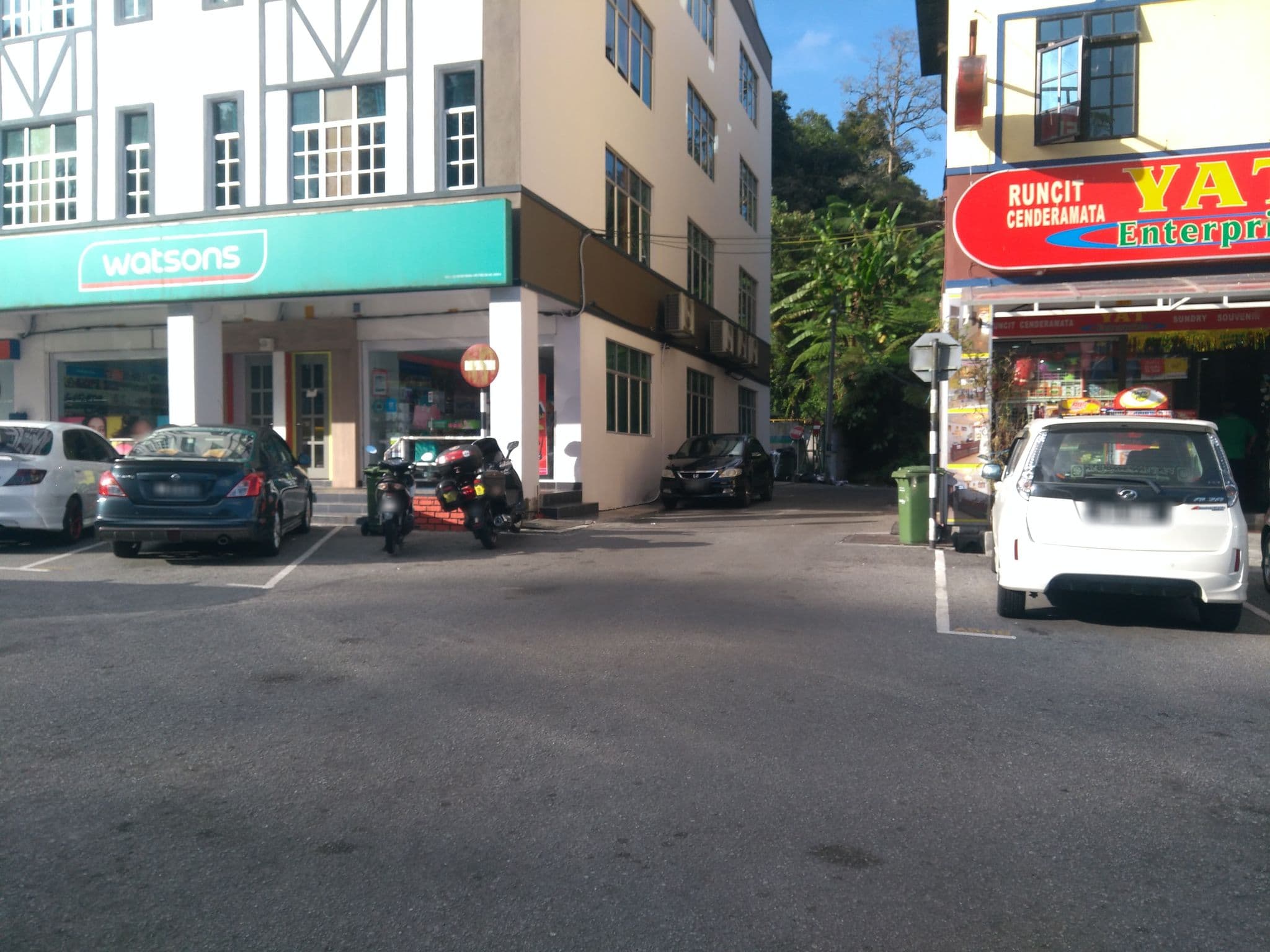 Street view near Heliconia Apartments & Guest House, Tanah Rata — © remonet (CC BY-SA · Mapillary)