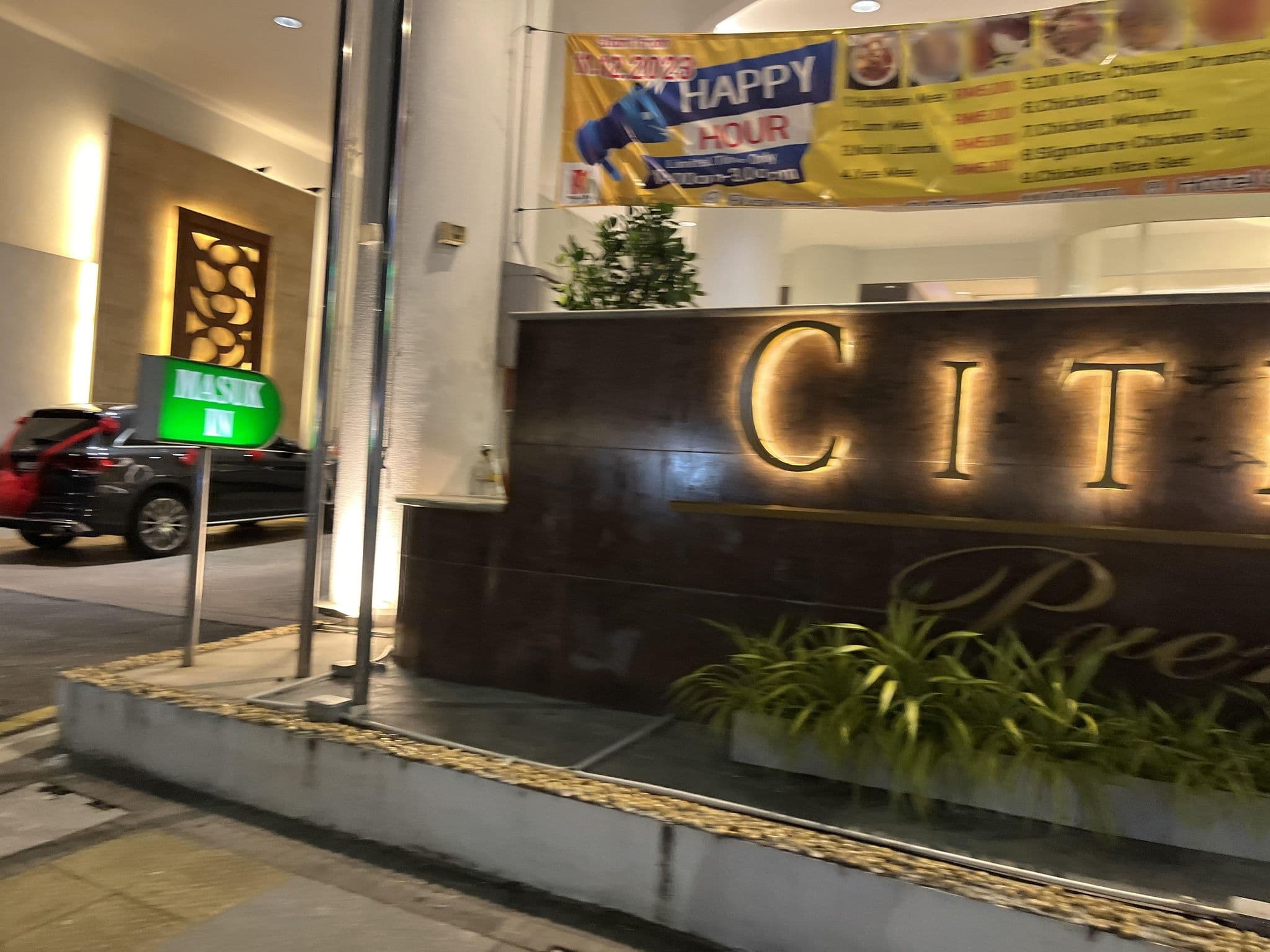 Street view near city bayview hotel restroom, George Town — © takaken (CC BY-SA · Mapillary)