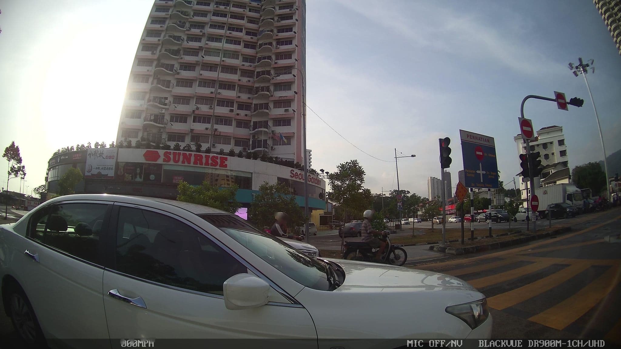 Street view near Gurney Zahra Inn, Tanjung Tokong — © kaart_4 (CC BY-SA · Mapillary)
