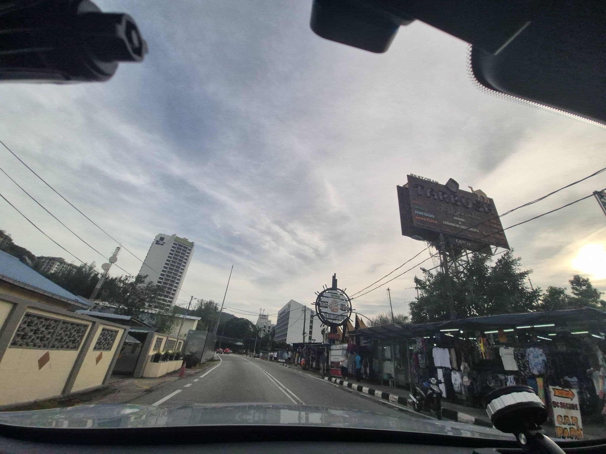 Street view near Lazy Boy Lodge, Batu Feringgi — © lin_wang (CC BY-SA · Mapillary)