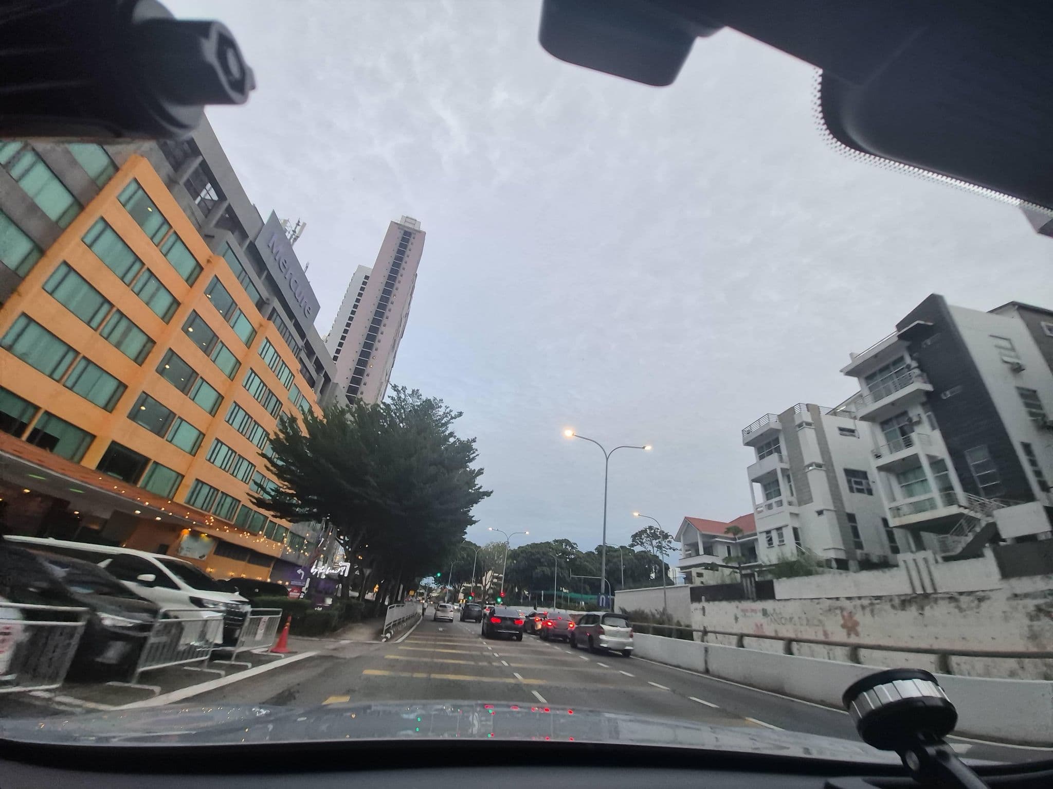 Street view near Tanjung Bungah Beach Hotel, Tanjung Tokong — © lin_wang (CC BY-SA · Mapillary)