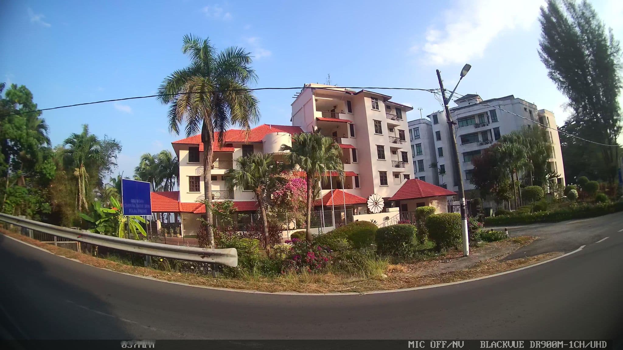 Street view near Rumah Rehat Kakitangan PETRONAS, Baru Feringgi, Telaga Batu — © kaart_4 (CC BY-SA · Mapillary)
