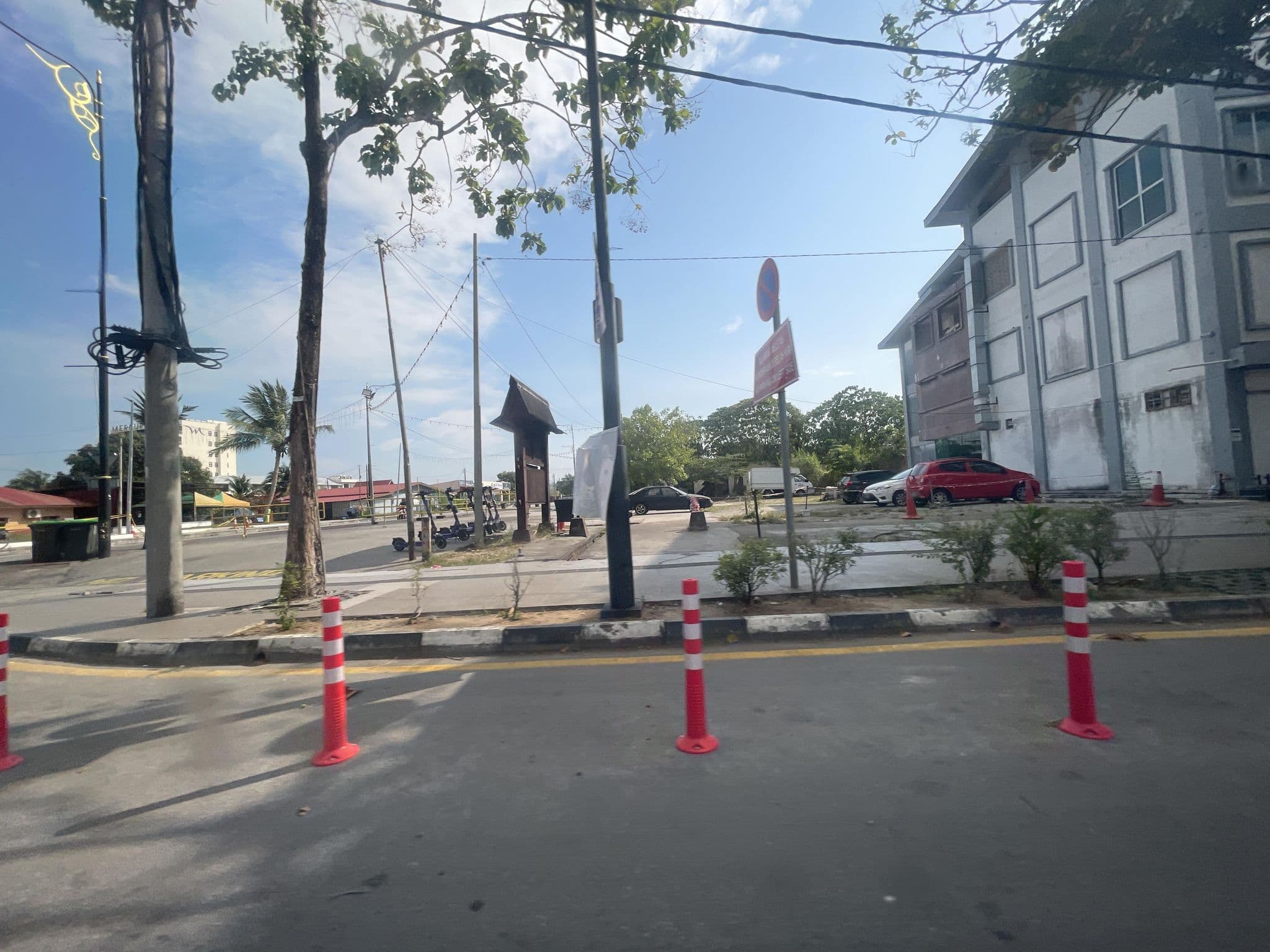 Street view near Lagenda Permai Chalet, Pantai Cenang — © filipb (CC BY-SA · Mapillary)