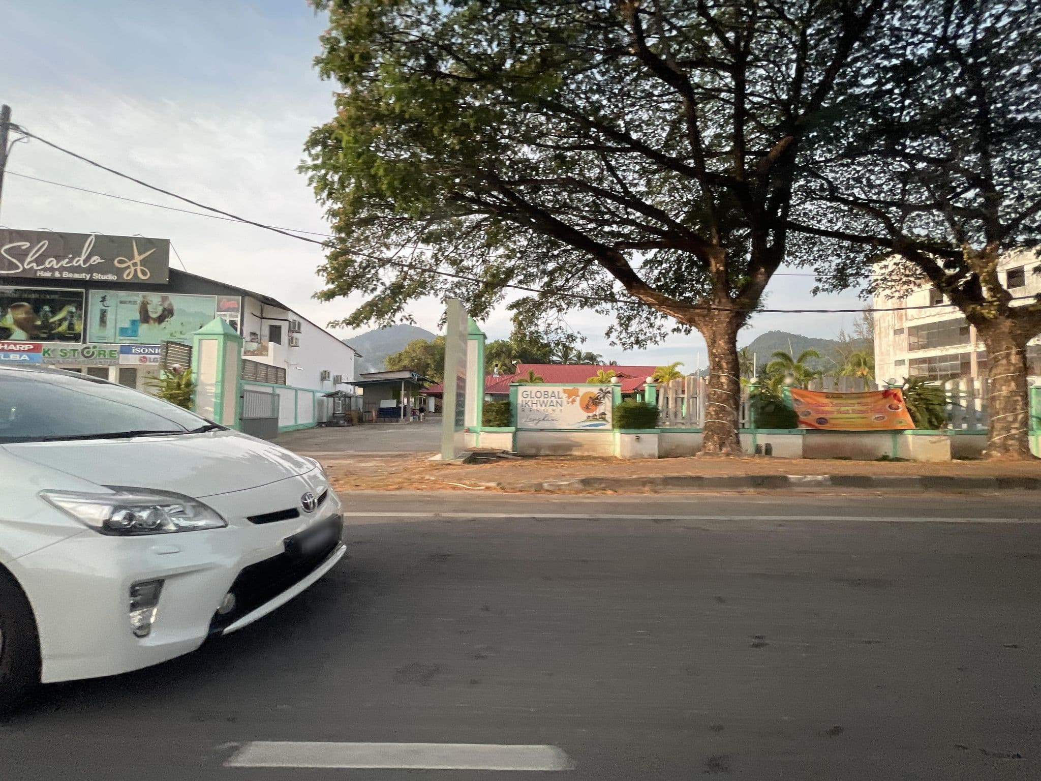 Street view near Lemonia Holiday Resort, Kuah — © filipb (CC BY-SA · Mapillary)