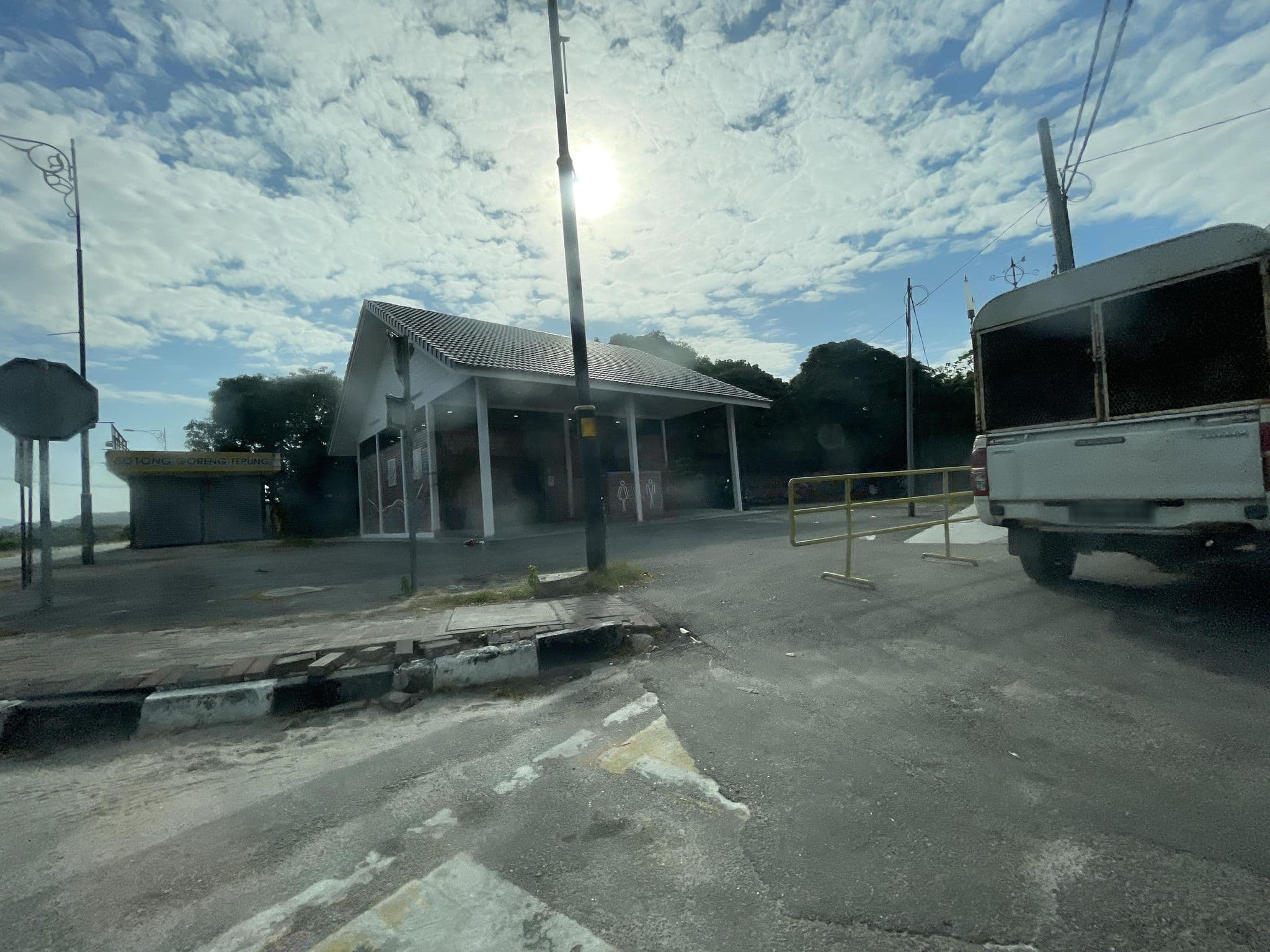 Street view near Jangan Sibuk La Nak Tau Org Kat Mane, Pantai Cenang — © filipb (CC BY-SA · Mapillary)