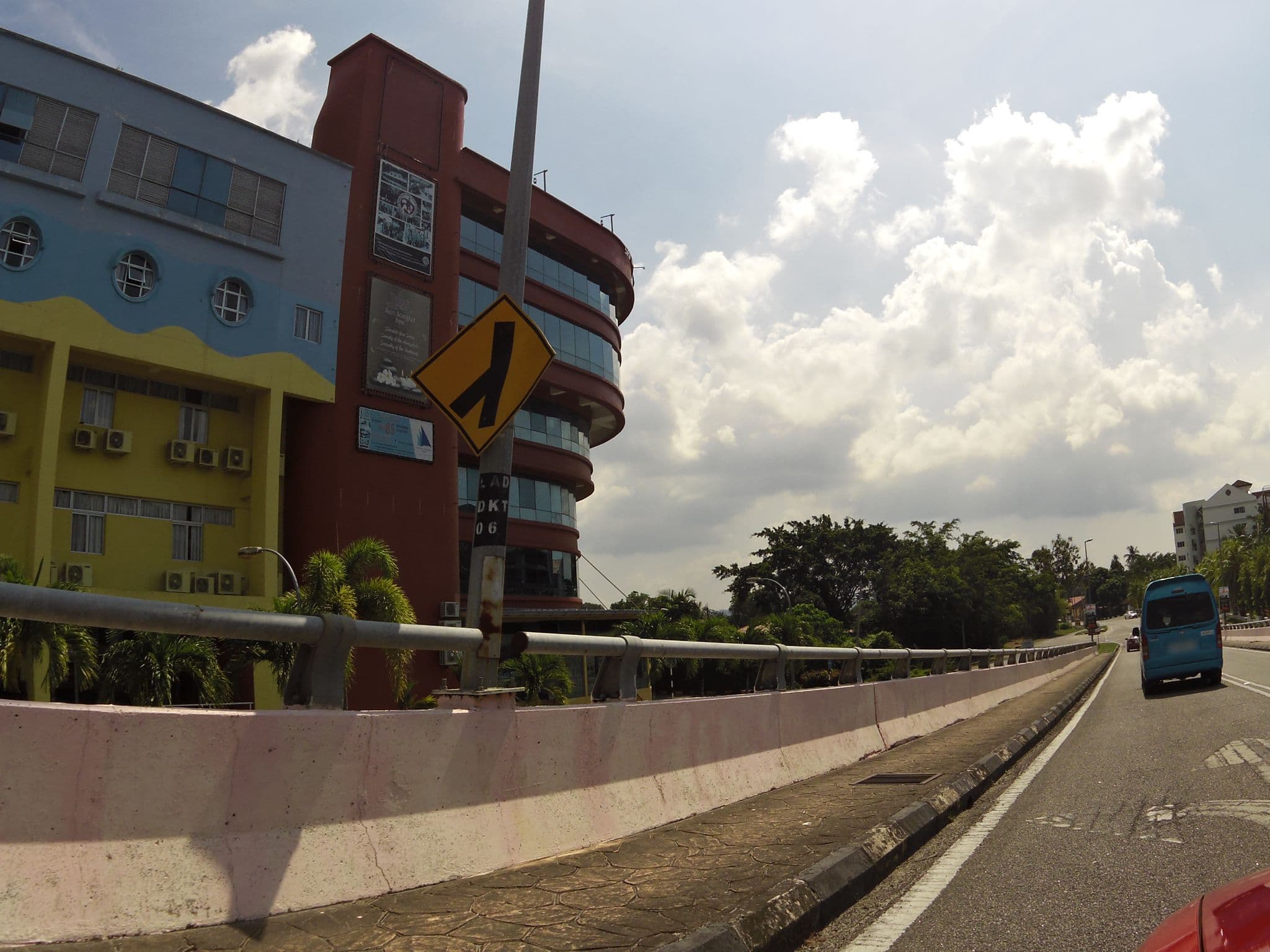 Street view near Leisure Holidays @ Perdana Beach Resort, Kuala Teriang — © skillsy (CC BY-SA · Mapillary)