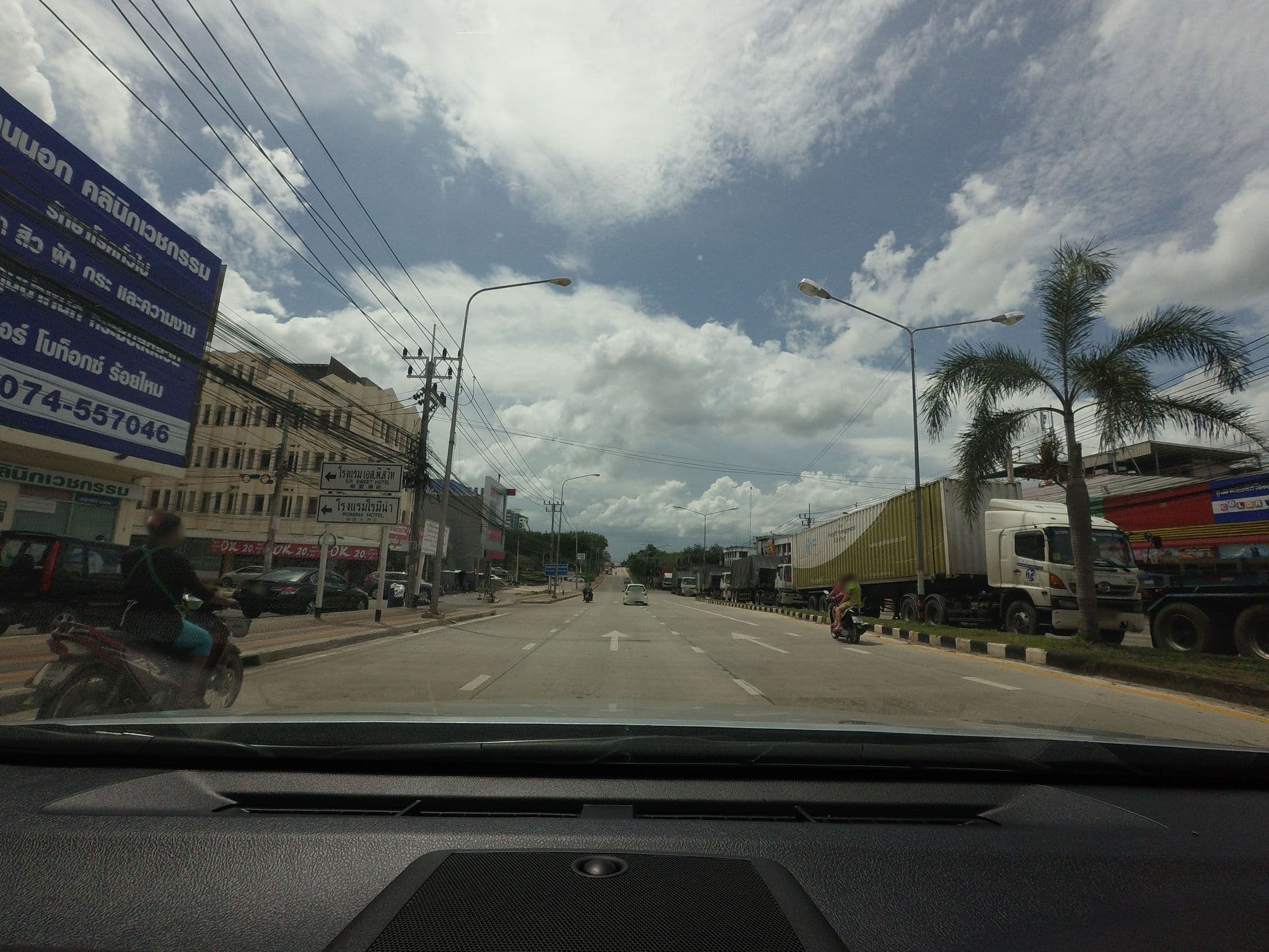 Street view near Oliver Hotel @ Danok, Bukit Kayu Hitam — © mishari (CC BY-SA · Mapillary)